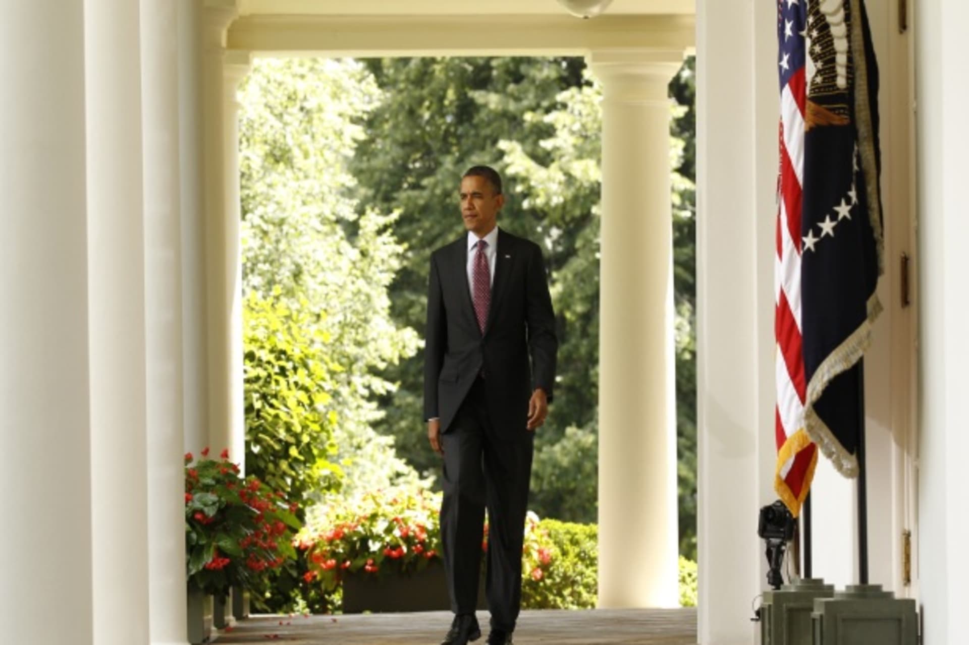 <p>U.S. president Obama walks out of the Oval Office on June 15, 2012 (Kevin Lemarque/Courtesy Reuters).</p>
