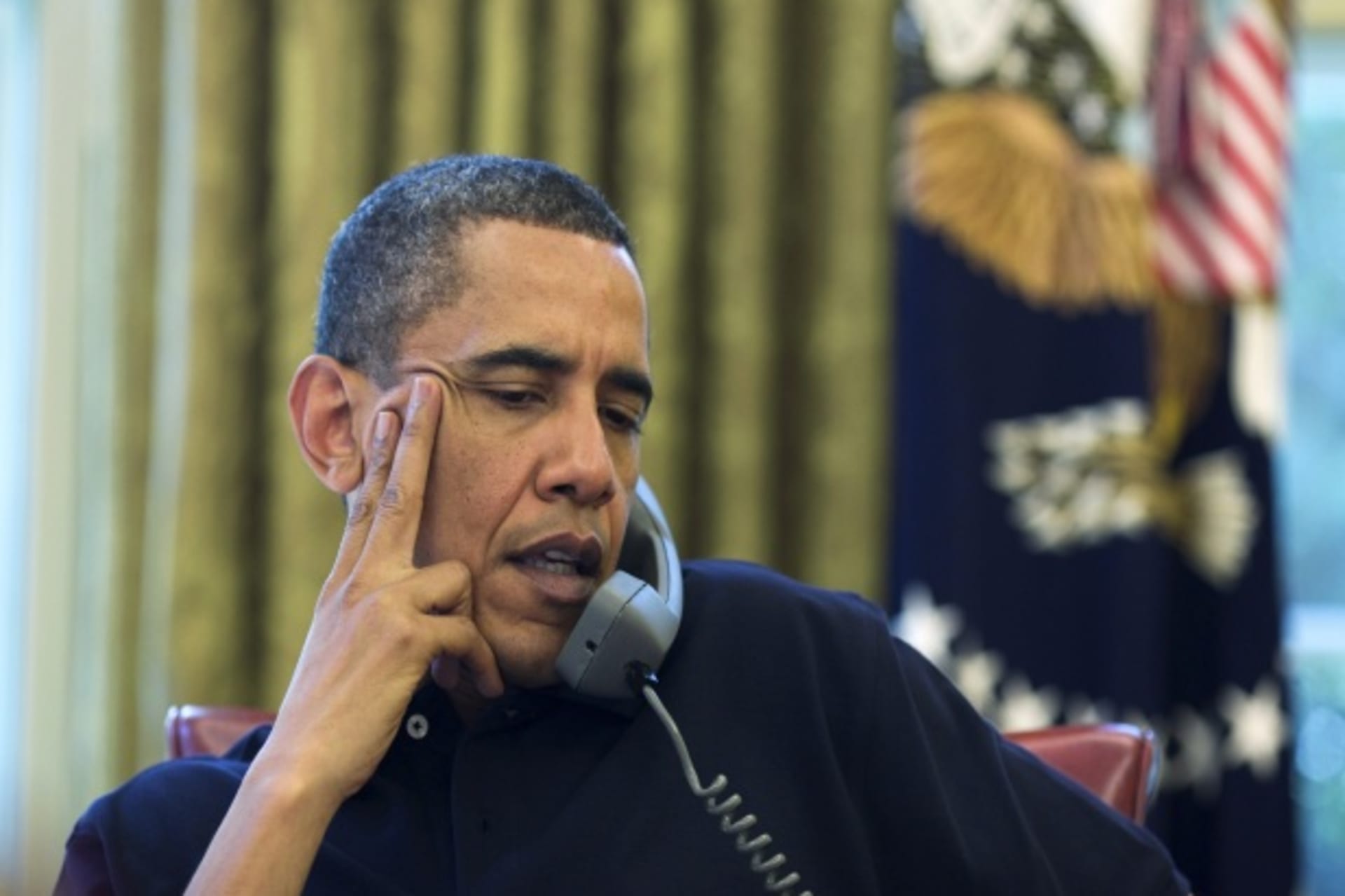 <p>U.S. president Barack Obama on the phone in the Oval Office in Washington, DC (Handout/Courtesy Reuters).</p>
