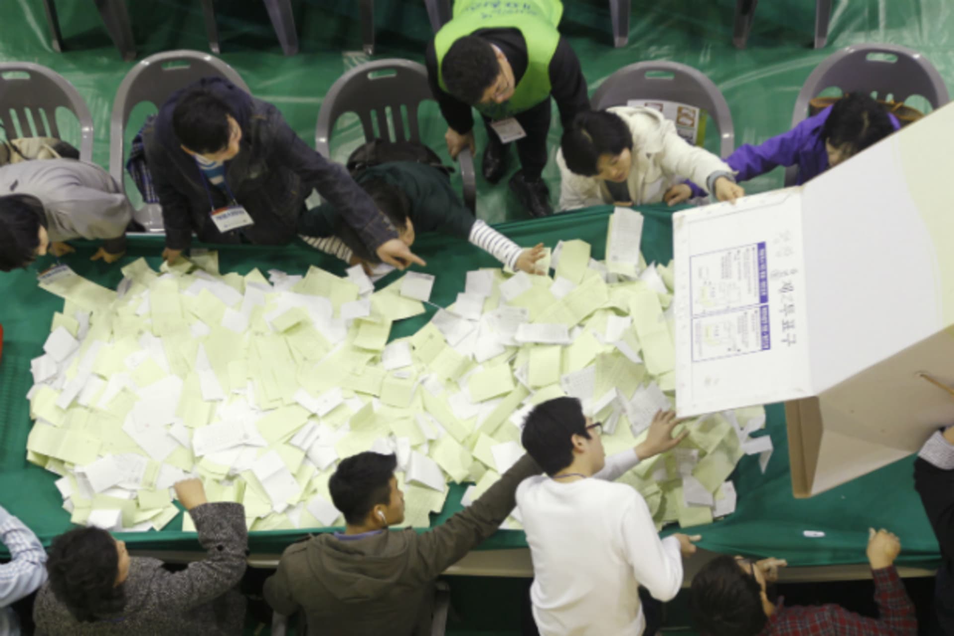<p>Election officials count the ballots of the parliament elections in Seoul. (Courtesy Reuters/Lee Jae-Won)</p>

