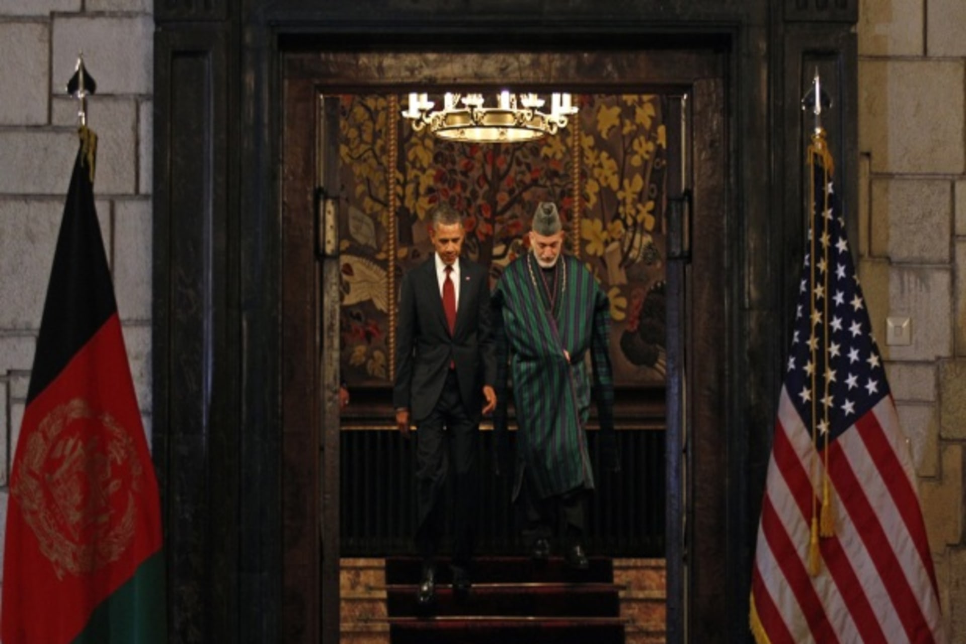 <p>U.S. President Obama and Afghan President Karzai meet to sign the Strategic Partnership Agreement in Kabul on May 1, 2012 (Courtesy Reuters/Kevin Lemarque).</p>
