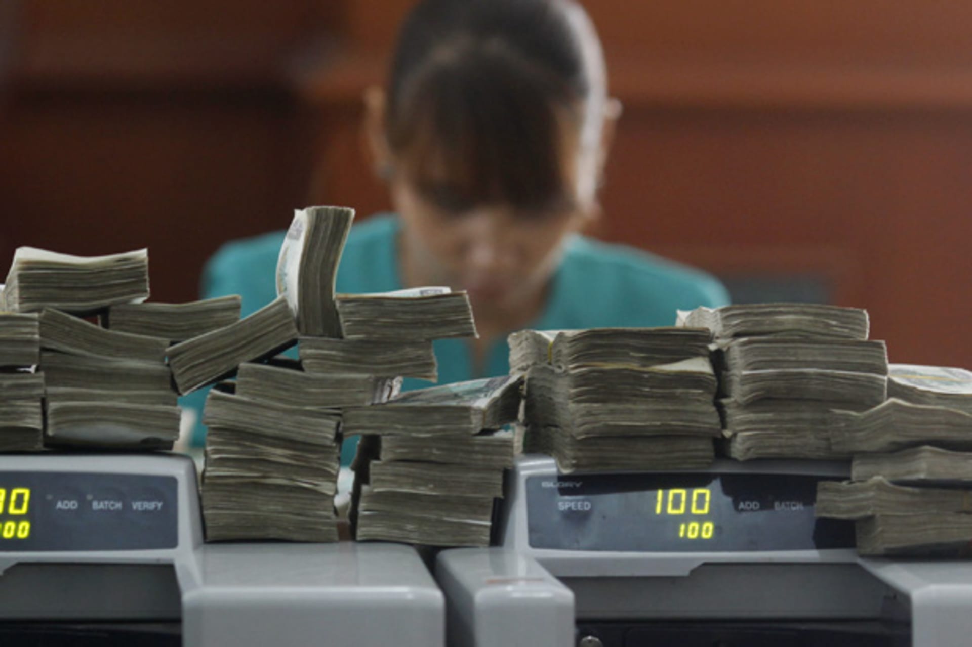 <p>A worker counts Myanmar’s kyat banknotes at the office of a local bank in Yangon April 2, 2012. The United States said on Wedn…fledgling democratic transition, including a ban on U.S. companies investing in or offering financial services to the country.</p>
