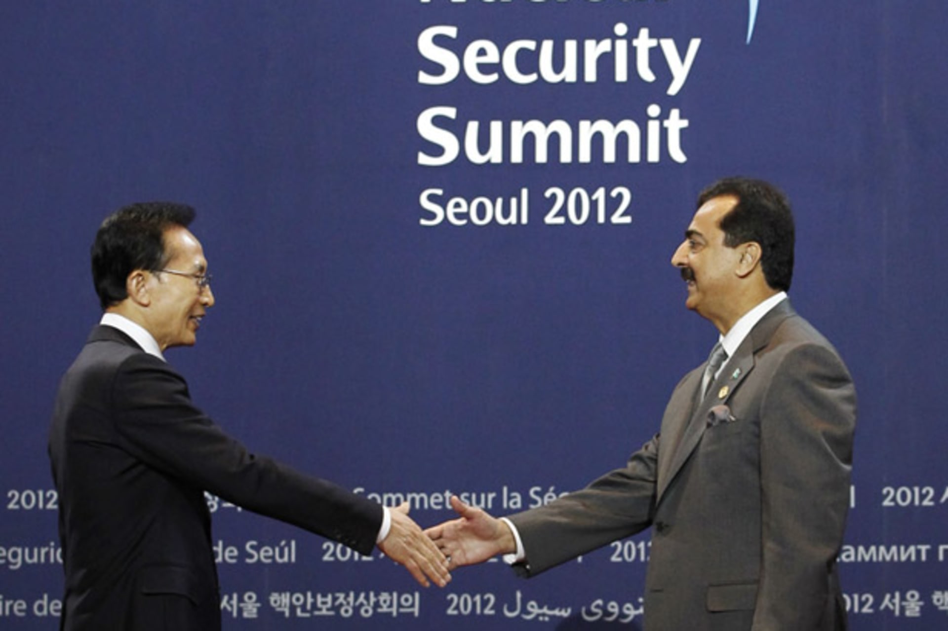 South Korea's President Lee shakes hands with Pakistan's PM Gilani at the Nuclear Security Summit working dinner in Seoul
