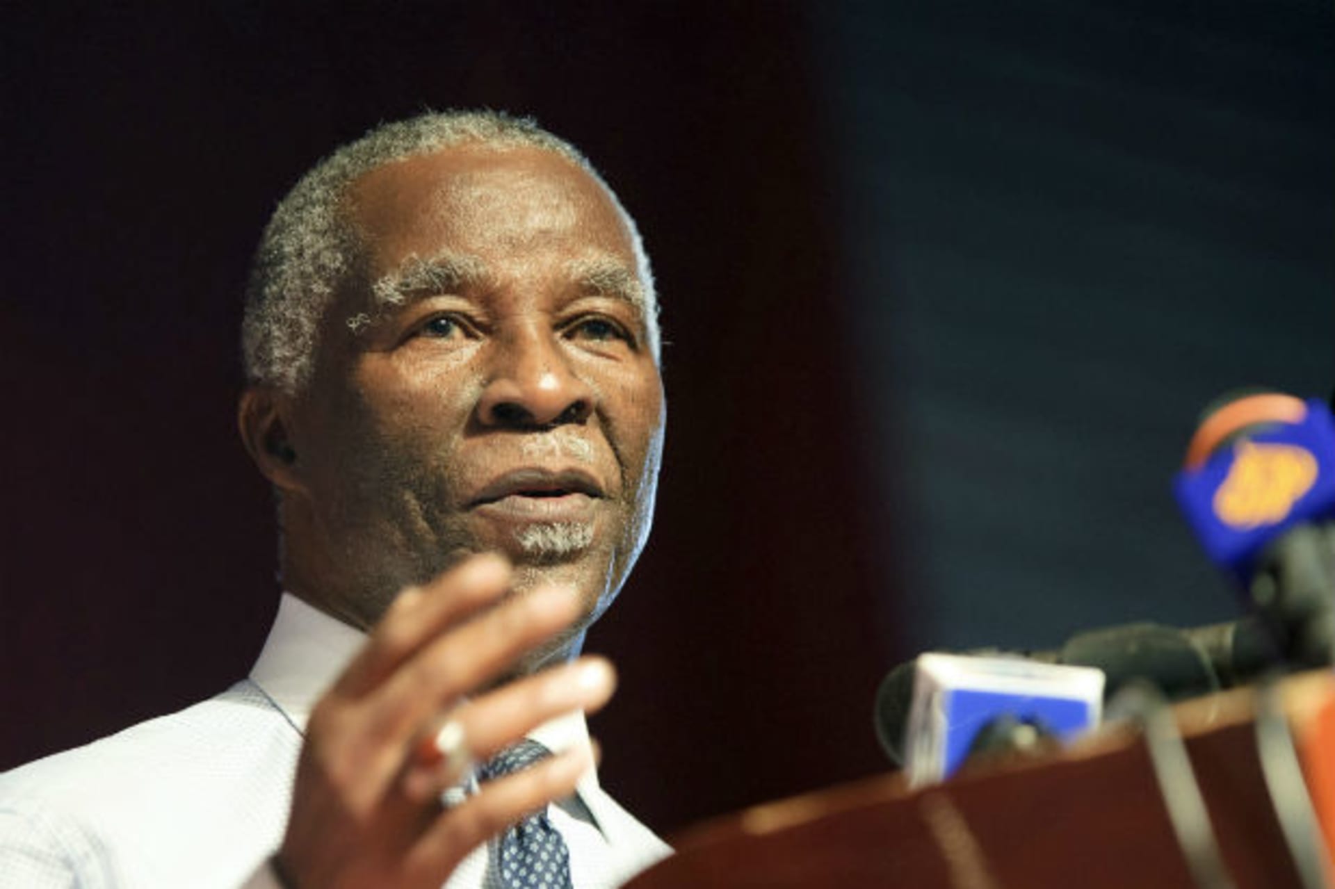 Former South African President Thabo Mbeki, head of the African Union High Level Implementation Panel, delivers his public lecture at the Nyakuron cultural centre in Juba, Southern Sudan, January 7, 2011.