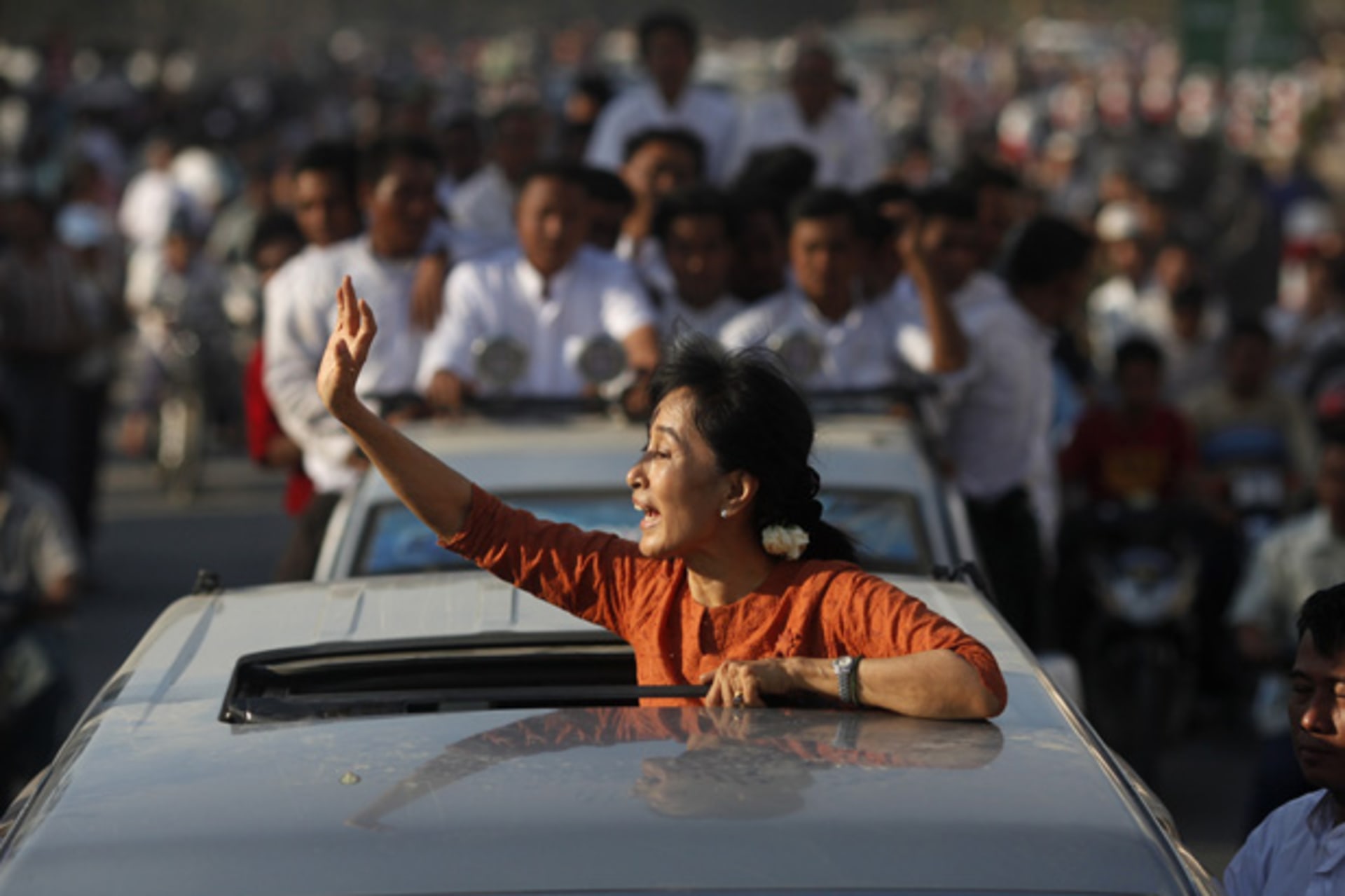 <p>Myanmar pro-democracy leader Aung San Suu Kyi waves in Pakokku Township January 31, 2012.</p>
