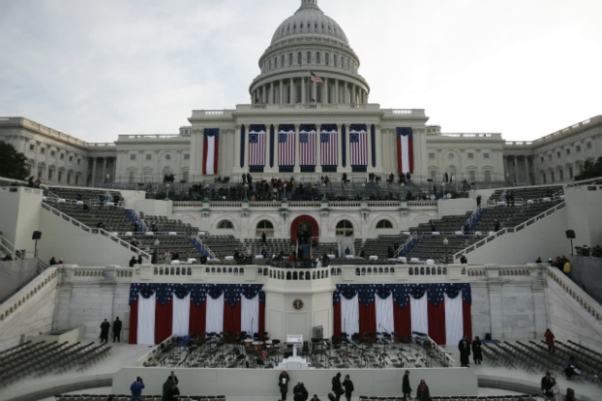 <p>Workers make final preparations for Barack Obama’s inaugural address in 2009 (Jason Reed/courtesy Reuters).</p>