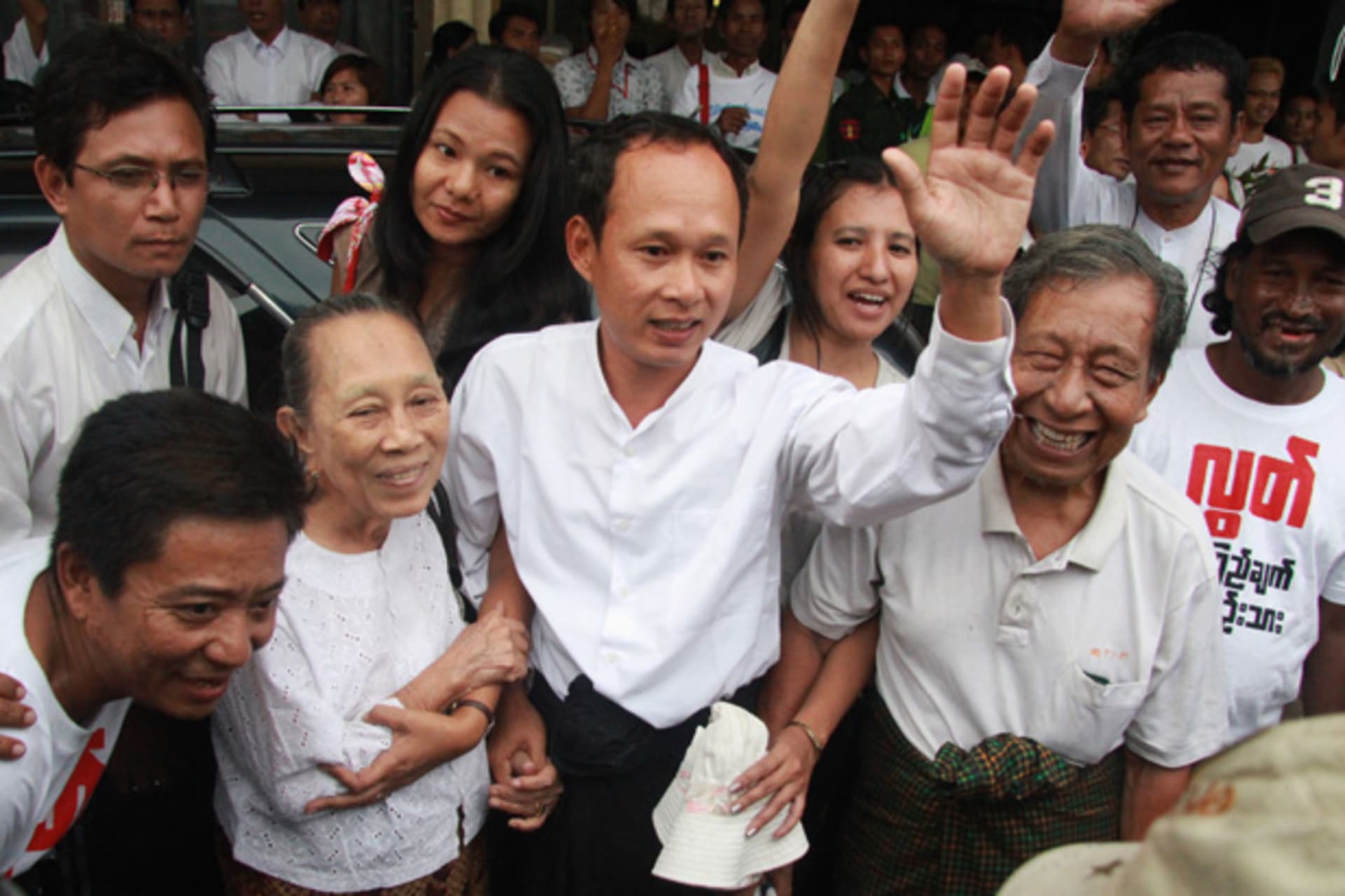<p>Ko Pyone Cho (C), one of the leaders of a 1988 student uprising, reunites with his family at Yangon International Airport in Yangon January 13, 2012.</p>

