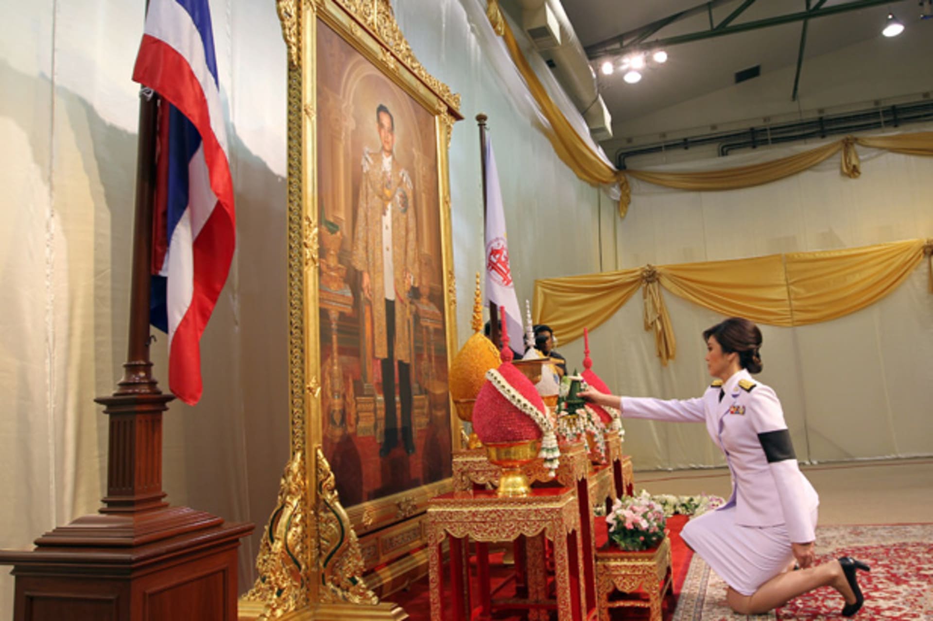 <p>Thailand’s PM Yingluck Shinawatra pays respect in front of a portrait of Thai King Bhumibol Adulyadej in Bangkok.</p>

