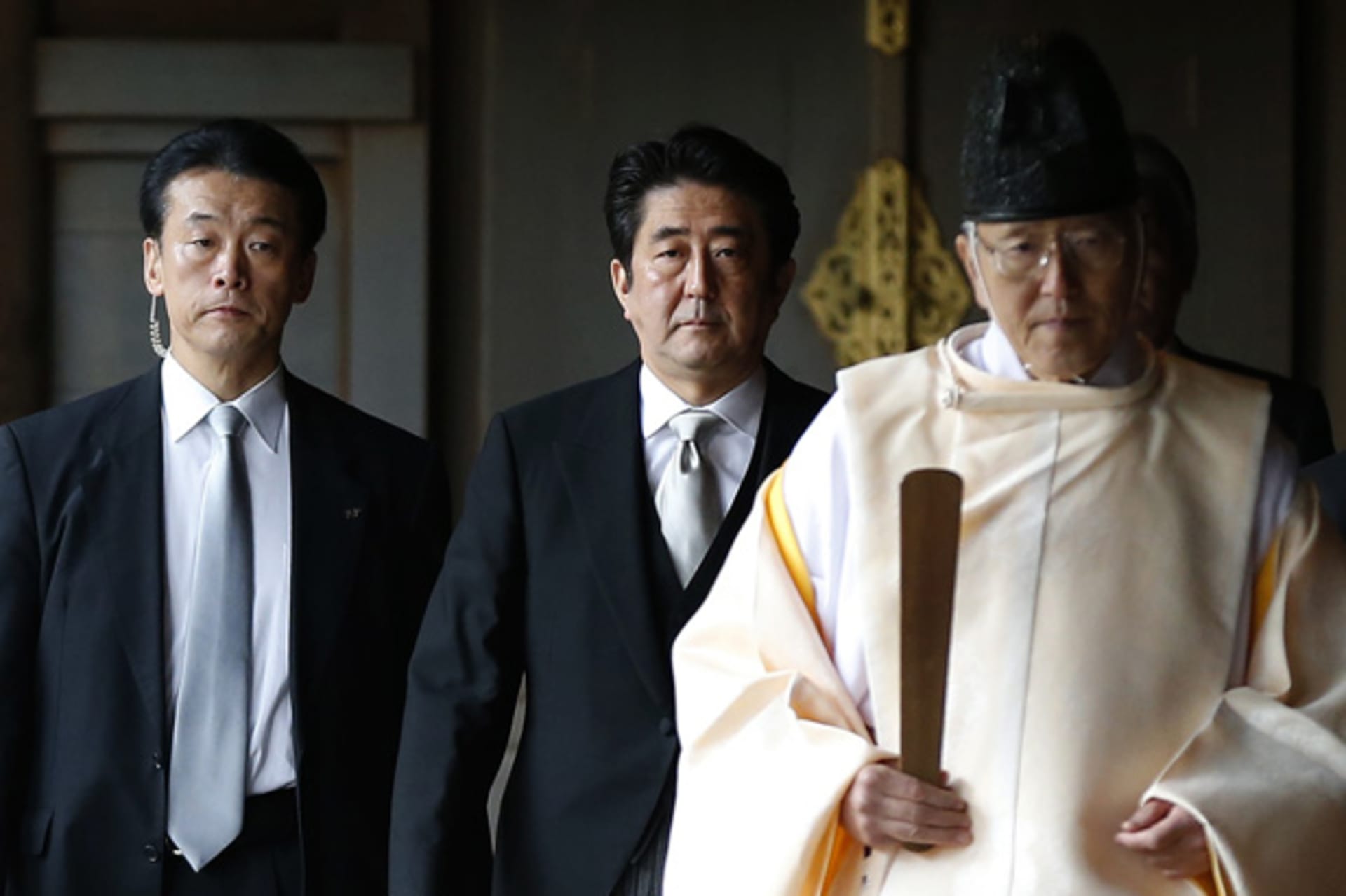 <p>Japan’s Prime Minister Shinzo Abe (C) is led by a Shinto priest as he visits Yasukuni shrine in Tokyo December 26, 2013</p>

