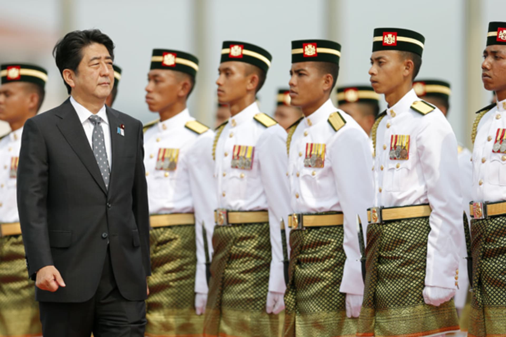 <p>Visiting Japanese Prime Minister Shinzo Abe inspects the honour guard during the state welcoming ceremony in Putrajaya, outside Kuala Lumpur July 25, 2013</p>
