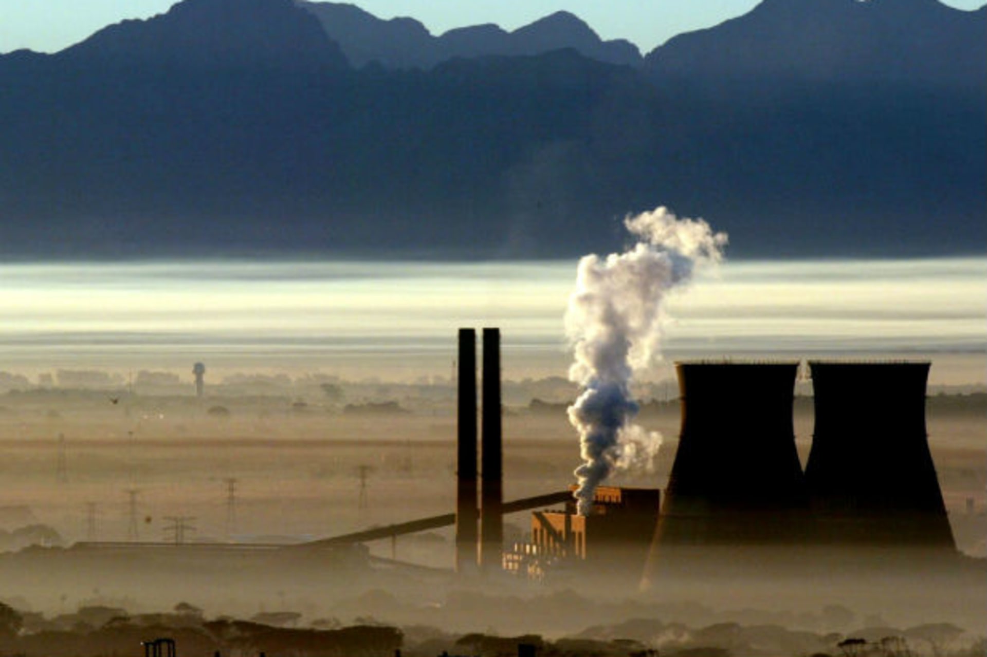 Early morning smog hangs over Cape Town, the product of smoke and fumes from fires, factories and automobiles 03/08/2003.