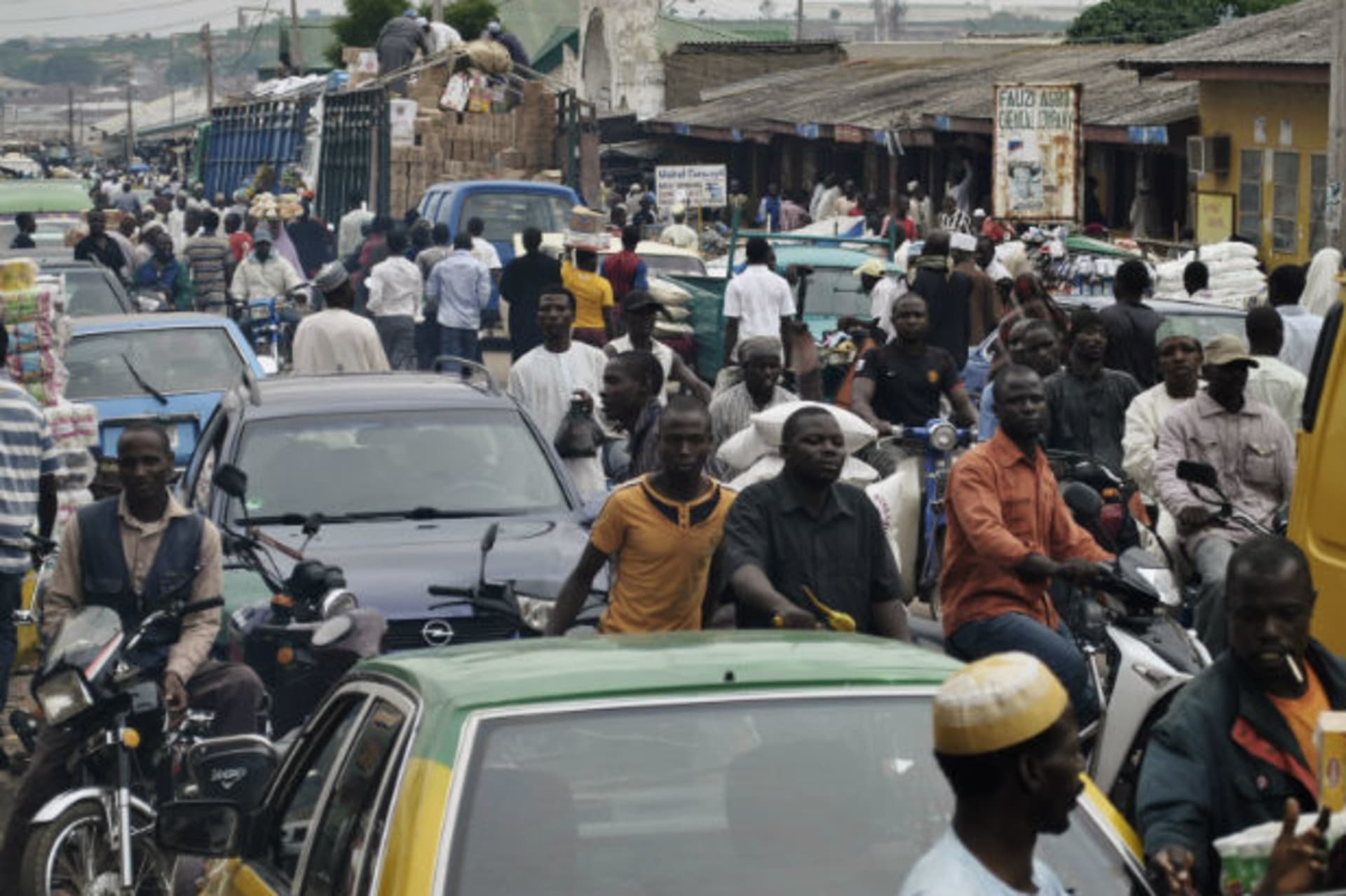 Crowds fill Abubakar Gumi central market after authorities relaxed a 24 hour curfew in the northern Nigerian city of Kaduna, June 24, 2012 .