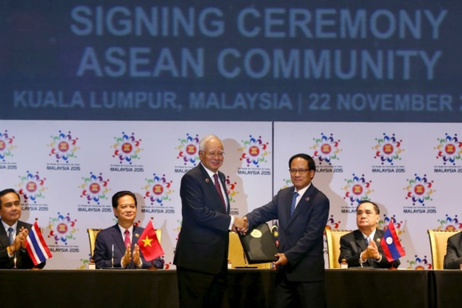 <p>ASEAN-community-signing</p>
