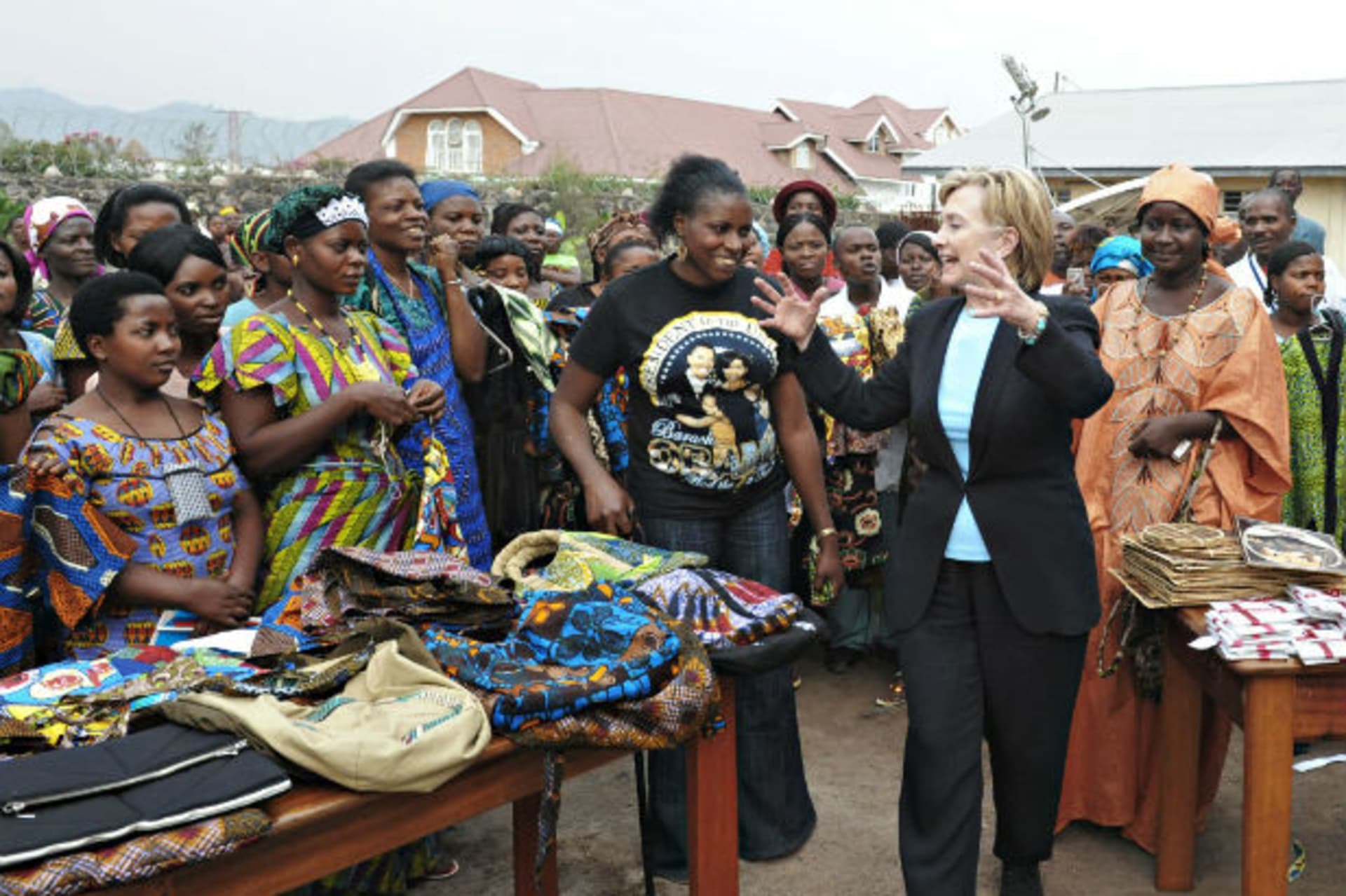 US Secretary of State Hillary Clinton (C) jokes with patients and staff of the Heal Africa clinic in Goma August 11, 2009