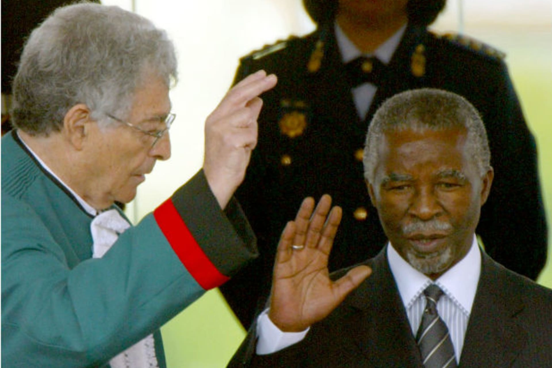 SOUTH AFRICA PRESIDENT THABO MBEKI TAKES OATH WITH CHIEF JUSTICE ARTHUR CHASKALSON. 27/04/2004.