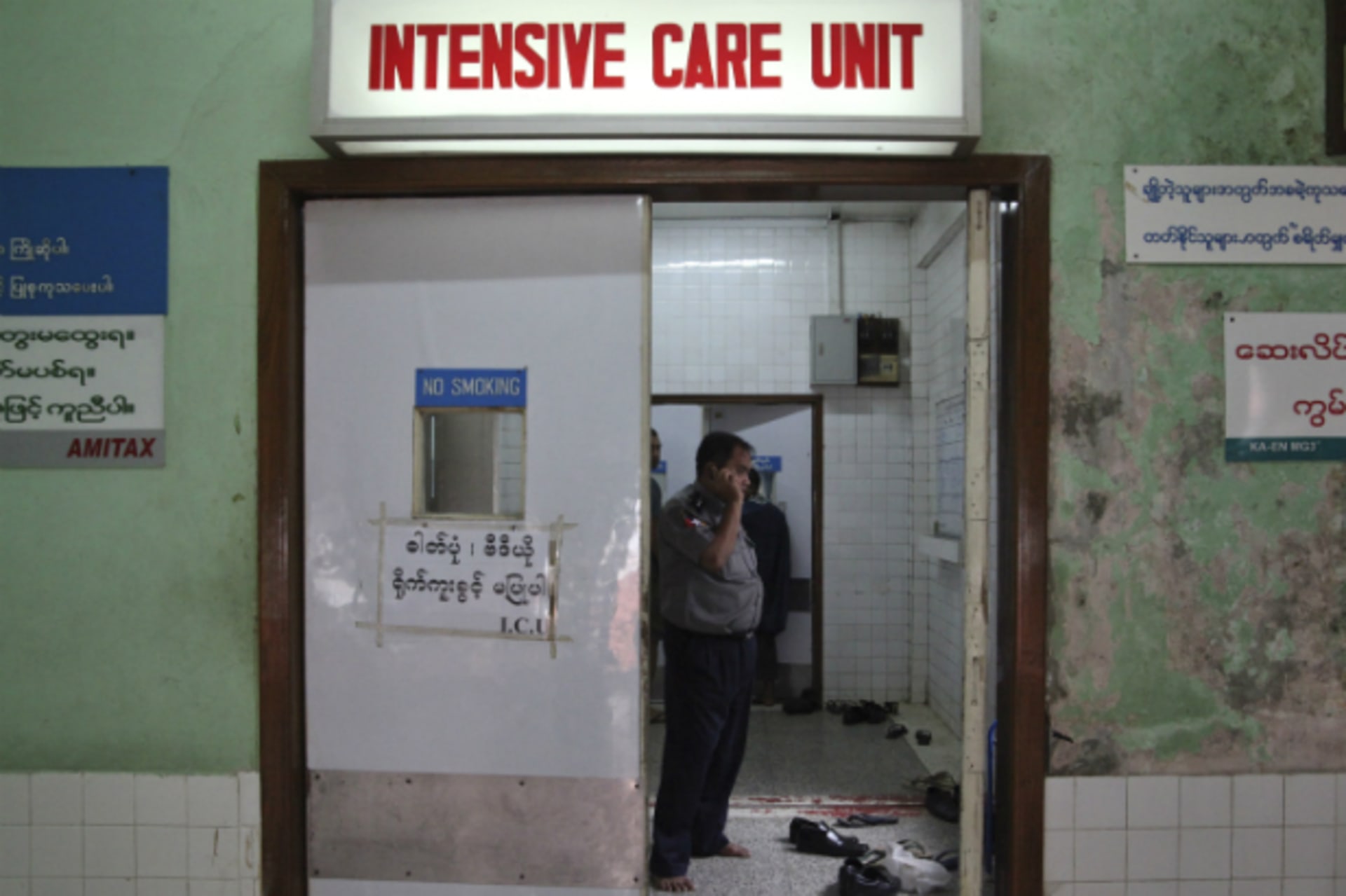 <p>A policeman stands inside the intensive care unit (ICU) room where a American woman injured during the Traders Hotel bomb blast is receiving treatment at Yangon General Hospital in Yangon on October 15, 2013. (Courtesy Reuters)</p>