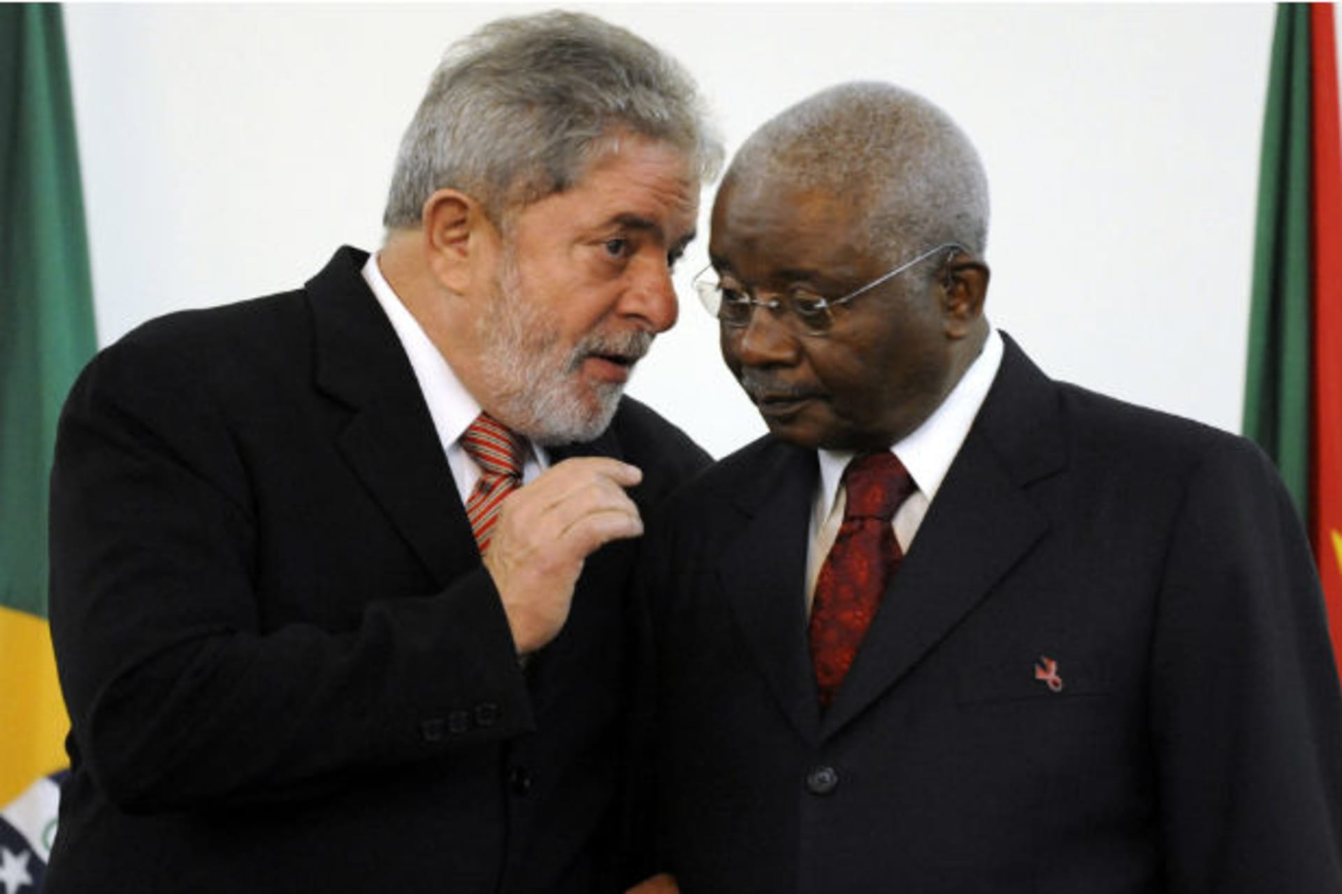 Brazil's President Lula da Silva (L) talks his Mozambique counterpart Armando Guebuza, during his last visit to Africa as head of state in Maputo, November 9, 2010. Picture taken November 9, 2010.