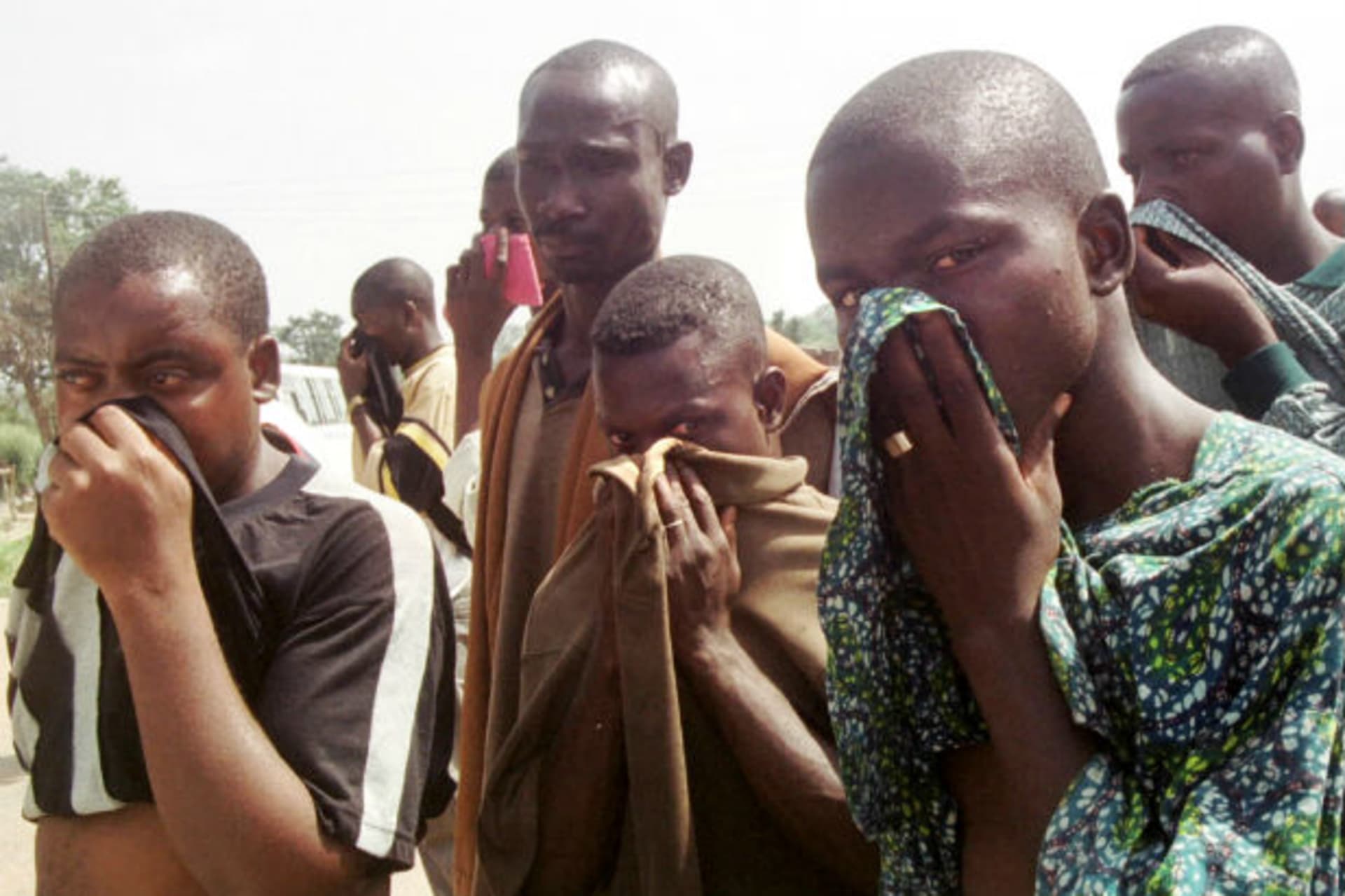 Nigerians hold their noses from the stench of death. 25/10/2001
