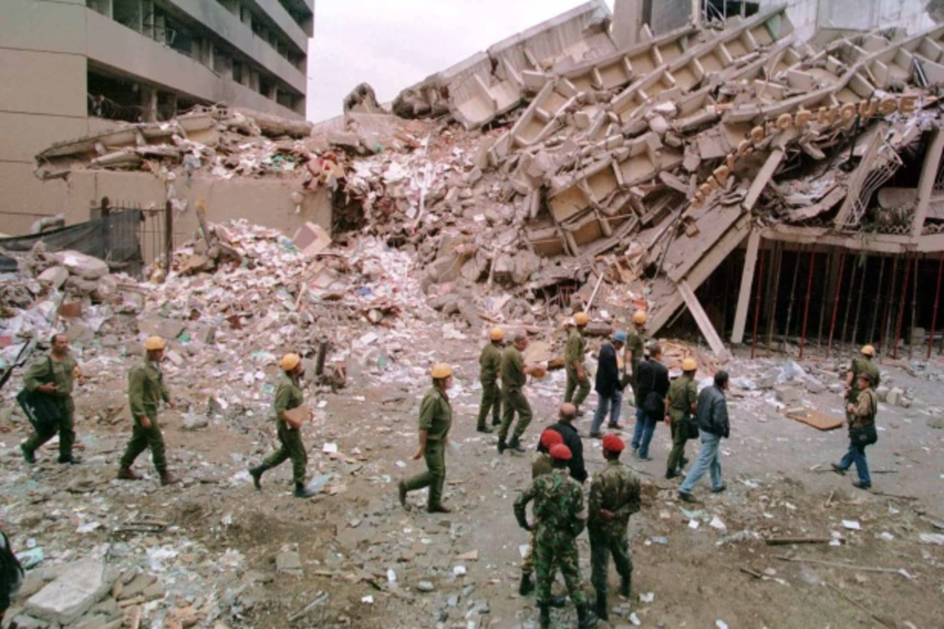 <p>Soldiers arrive at the scene of the bomb blast in Nairobi, Kenya, on August 8, 1998 (George Mulala/Courtesy Reuters).</p>
