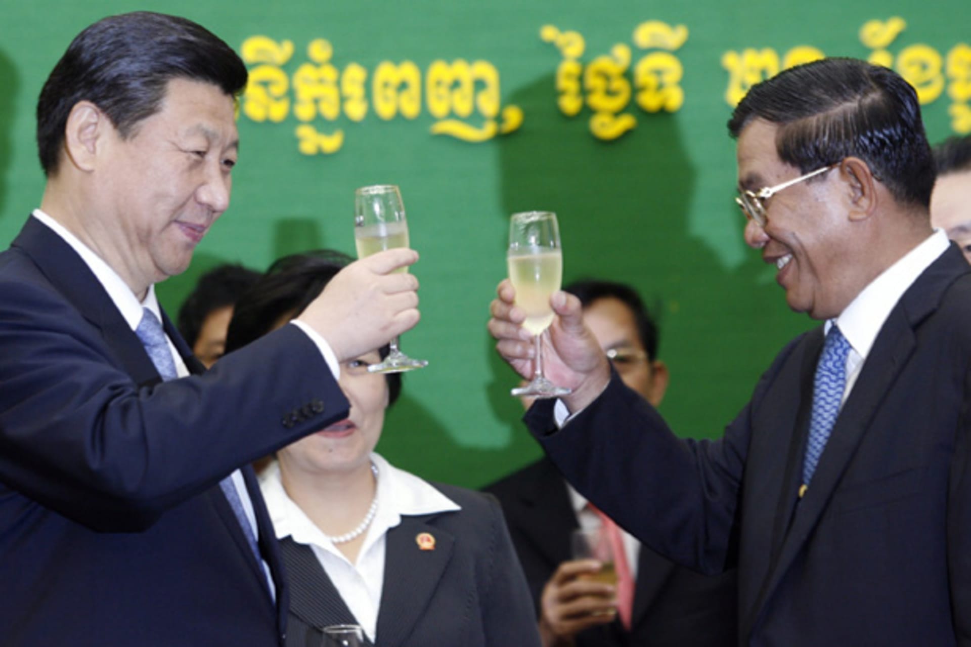 <p>China’s Vice President Xi Jinping toasts with Cambodia’s Prime Minister Hun Sen (R) after signing an agreement on cooperation at council of minister in Phnom Penh December 21, 2009.</p>
