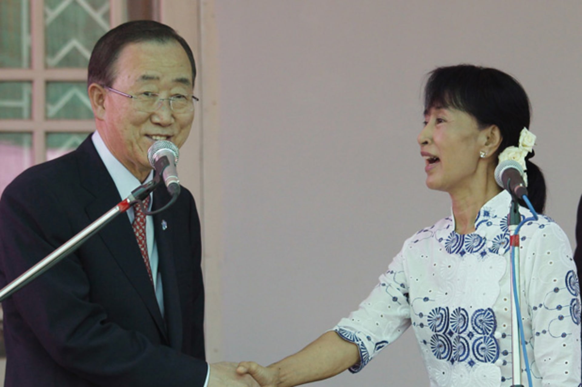 <p>Myanmar’s pro-democracy leader Aung San Suu Kyi shakes hands with United Nations Secretary-General Ban Ki-moon (L) after their news conference at Suu Kyi’s home in Yangon May 1, 2012.</p>
