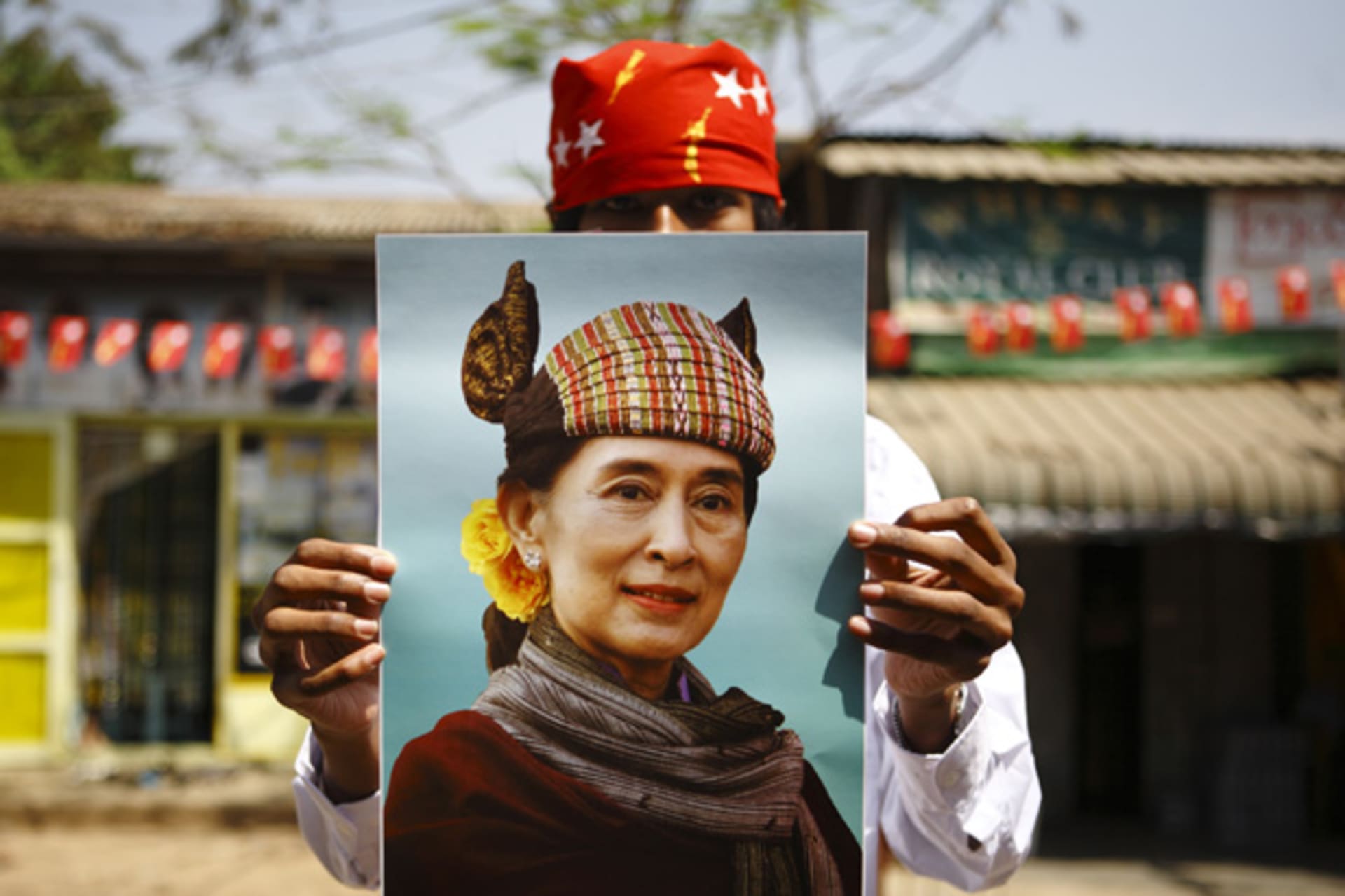<p>A supporter holds up a portrait of Myanmar pro-democracy leader Aung San Suu Kyi during an election campaign of the National League for Democracy (NLD) party in Yangon March 28, 2012.</p>
