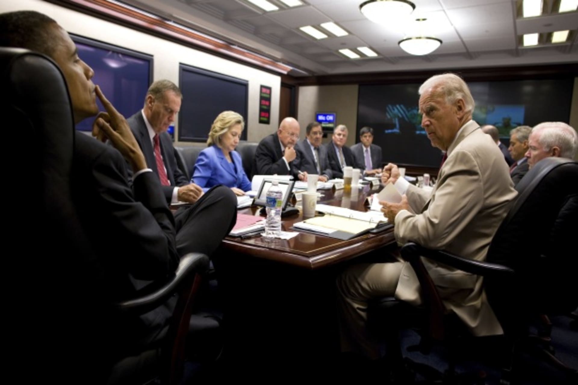 <p>President Barack Obama meets with the national security team on Iraq in the Situation Room of the White House (Courtesy Reuters).</p>
