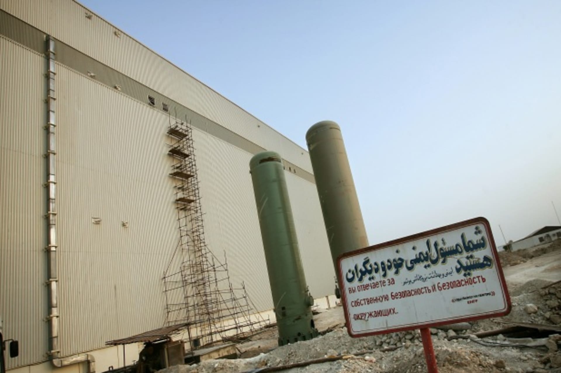 <p>View of the nuclear facility in the southwestern Iranian city of Bushehr in June 2005 (Courtesy Reuters/Damir Sagolj).</p>
