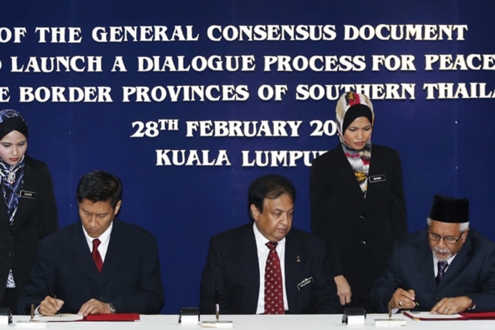 <p>The secretary-general of Thailand’s National Security Council and the chief of Thailand’s National Revolution Front (BRN) atte… for peace in the border provinces of southern Thailand, in Kuala Lumpur February 28, 2013 (Bazuki Muhammad/Courtesy Reuters).</p>
