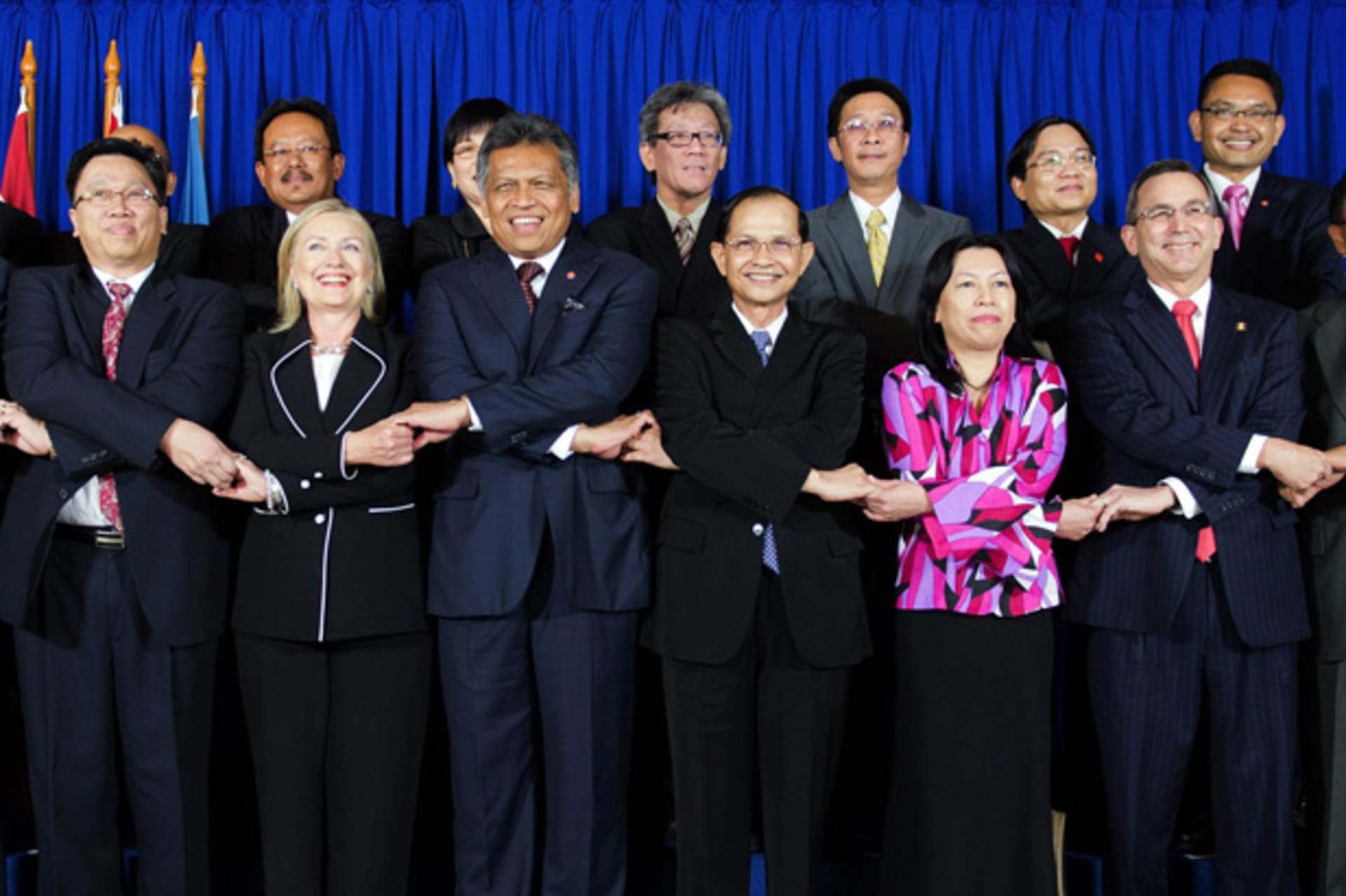 <p>U.S. secretary of state Clinton poses with ASEAN leaders during a meeting at the ASEAN Secretariat in Jakarta September 4, 2012.</p>
