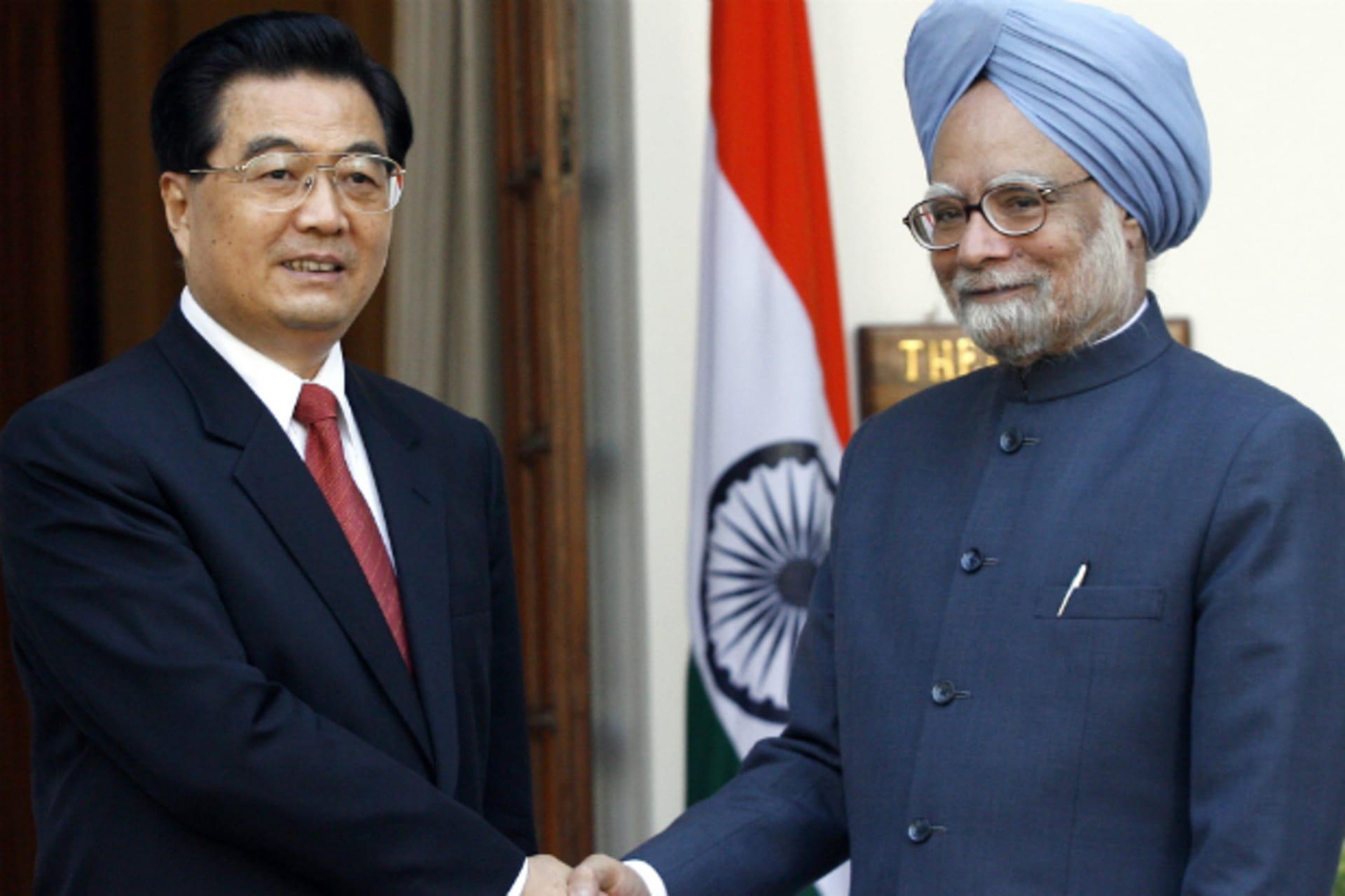 <p>China’s President Hu Jintao shakes hands with Indian’s Prime Minister Manmohan Singh.</p>
