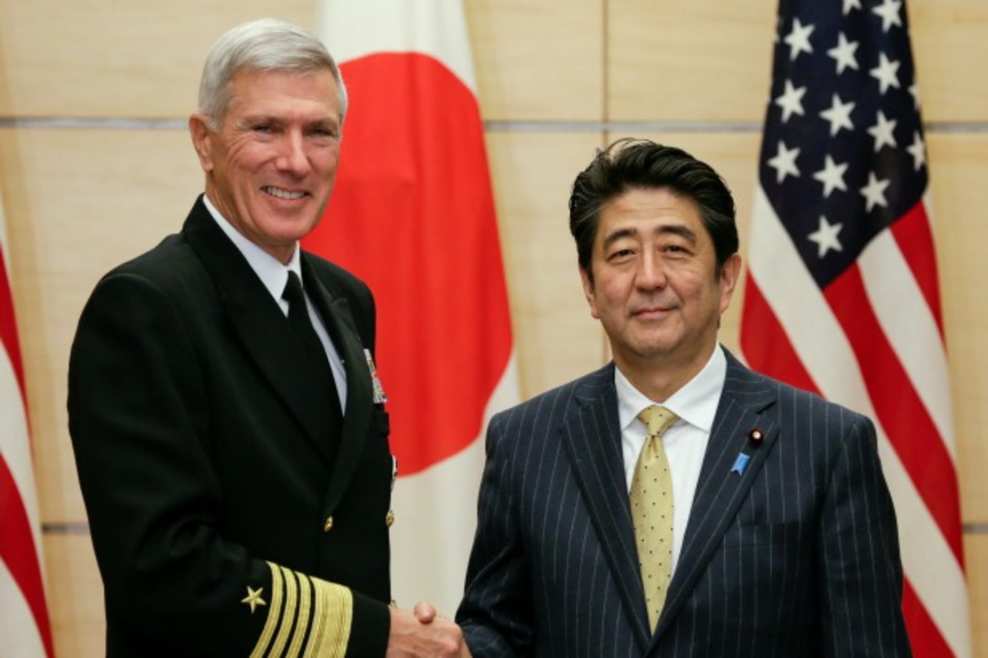 <p>Admiral Samuel J. Locklear (L), Commander of U.S. Pacific Command, shakes hands with Japan’s Prime Minister Shinzo Abe at the start of their talks at the Abe’s official residence in Tokyo February 3, 2014</p>
