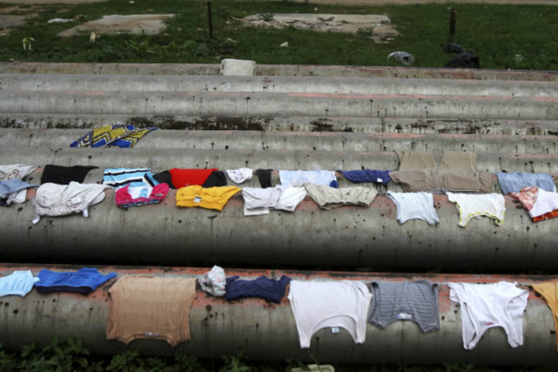 <p>Local residents’ clothes dry over the gas pipelines running through the Eleme community near the city of Port Harcourt, a major Nigerian oil hub in the country’s southeast.</p>
