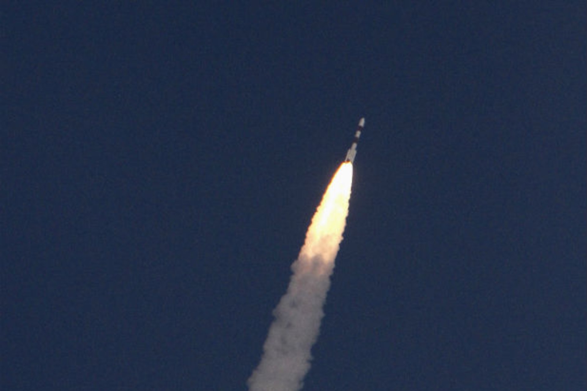 <p>India launches a satellite carrying the Mars orbiter on November 5, 2013.</p>
