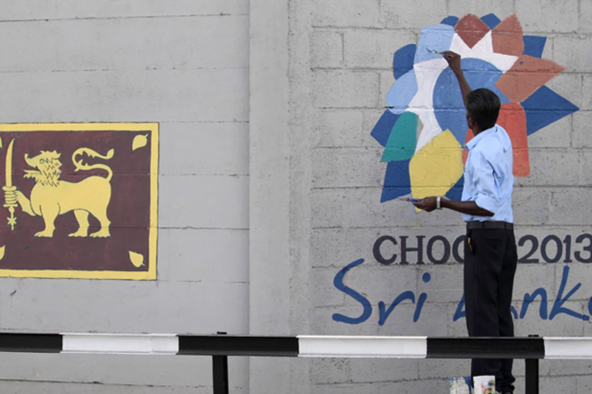 <p>A man paints the logo of CHOGM 2013, ahead of the upcoming Commonwealth Heads of Government Meeting (CHOGM) 2013, in Colombo, November 11, 2013</p>
