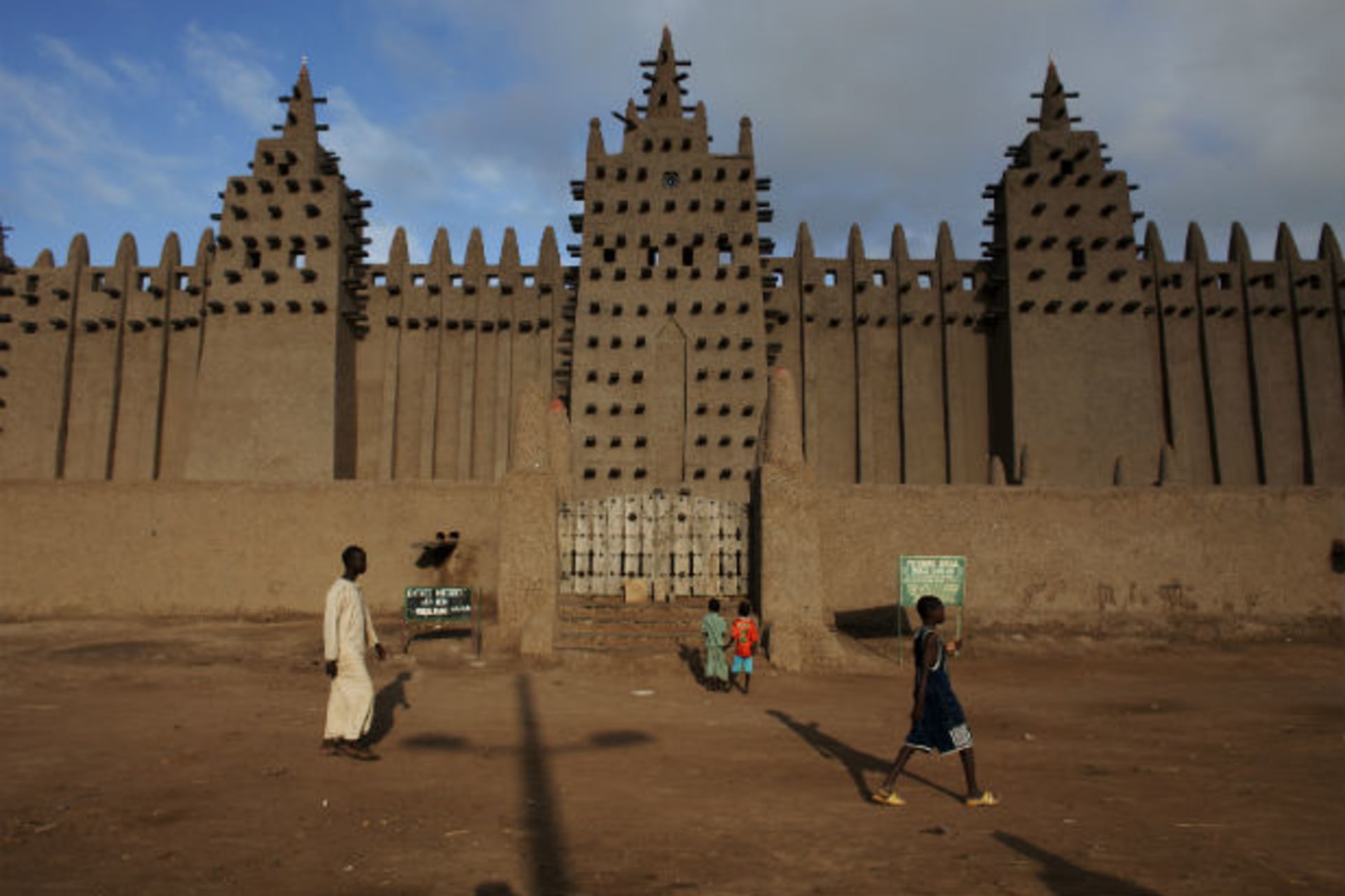 People walk past the Grand Mosque of Djenne, a UNESCO World-Heritage listed site, in Djenne 17/09/2012.