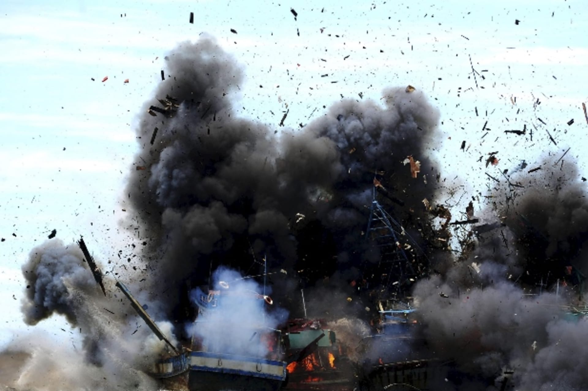 <p>Indonesia-destroys-fishing-boats</p>
