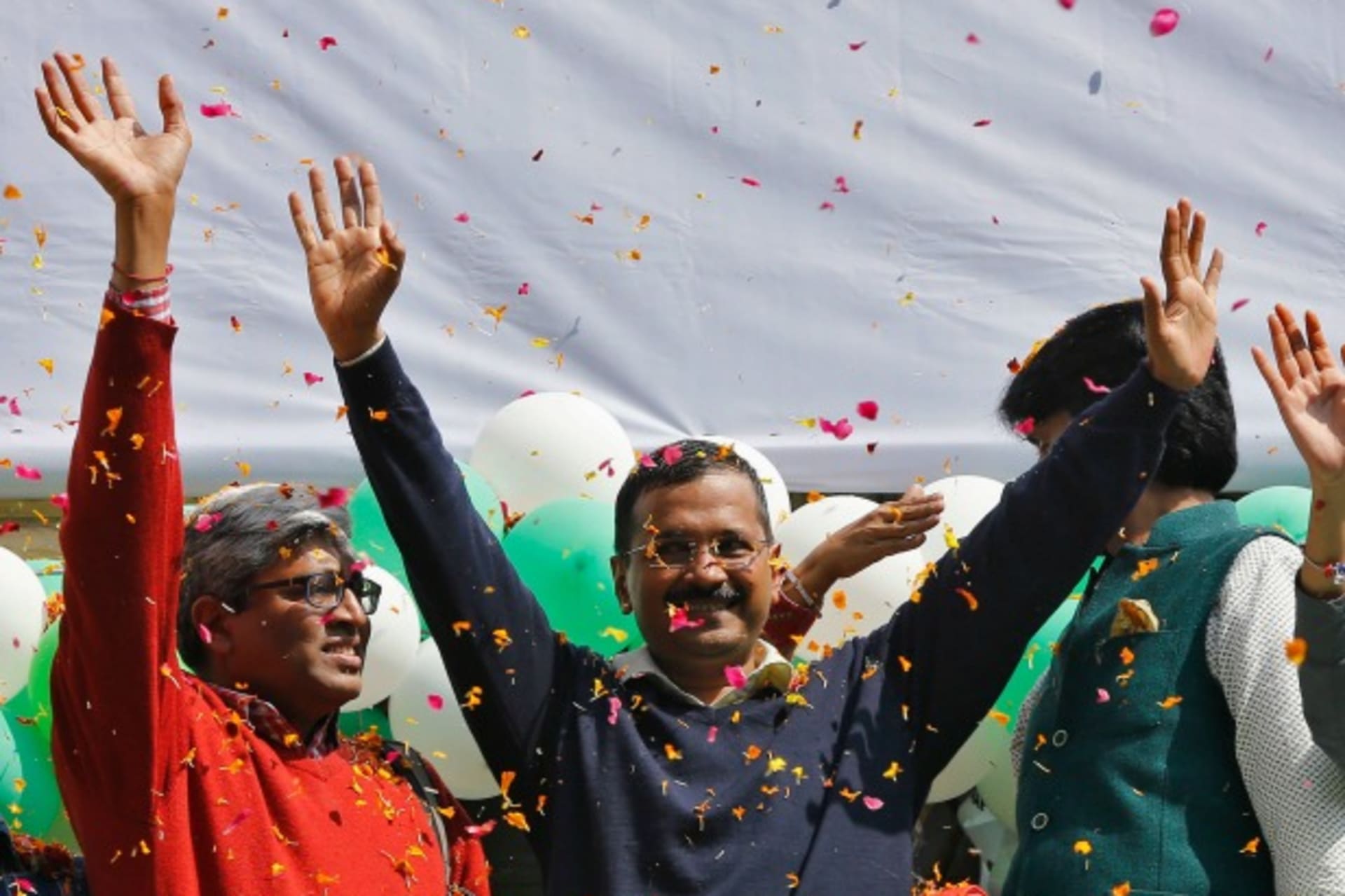 <p>Aam Aadmi (Common Man) Party (AAP) chief and its chief ministerial candidate for Delhi, Arvind Kejriwal (center), waves to his supporters in New Delhi on February 10, 2015 (Adnan Abidi/Courtesy Reuters).</p>
