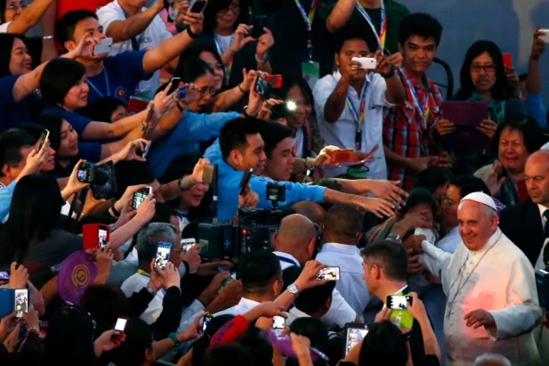 <p>Pope Francis waves to the Catholic faithful as he arrives for a meeting with Filipino families in Manila January 16, 2015. Pop… second and last leg of his week-long Asian tour. REUTERS/ Stefano Rellandini ( PHILIPPINES – Tags: RELIGION POLITICS SOCIETY)</p>
