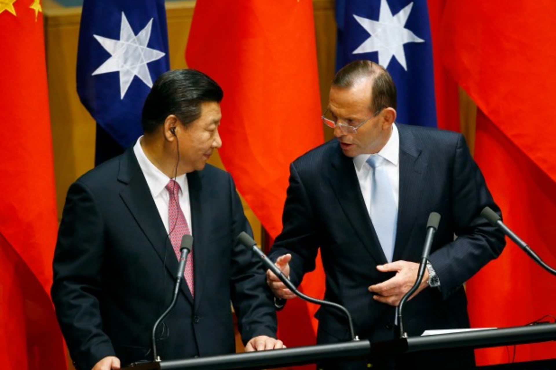 <p>China?s President Xi Jinping (L) listens as Australia’s Prime Minister Tony Abbott speaks after a signing ceremony for a free …g the G20 leaders summit which was held in Brisbane over the weekend. REUTERS/David Gray (AUSTRALIA – Tags: POLITICS BUSINESS)</p>
