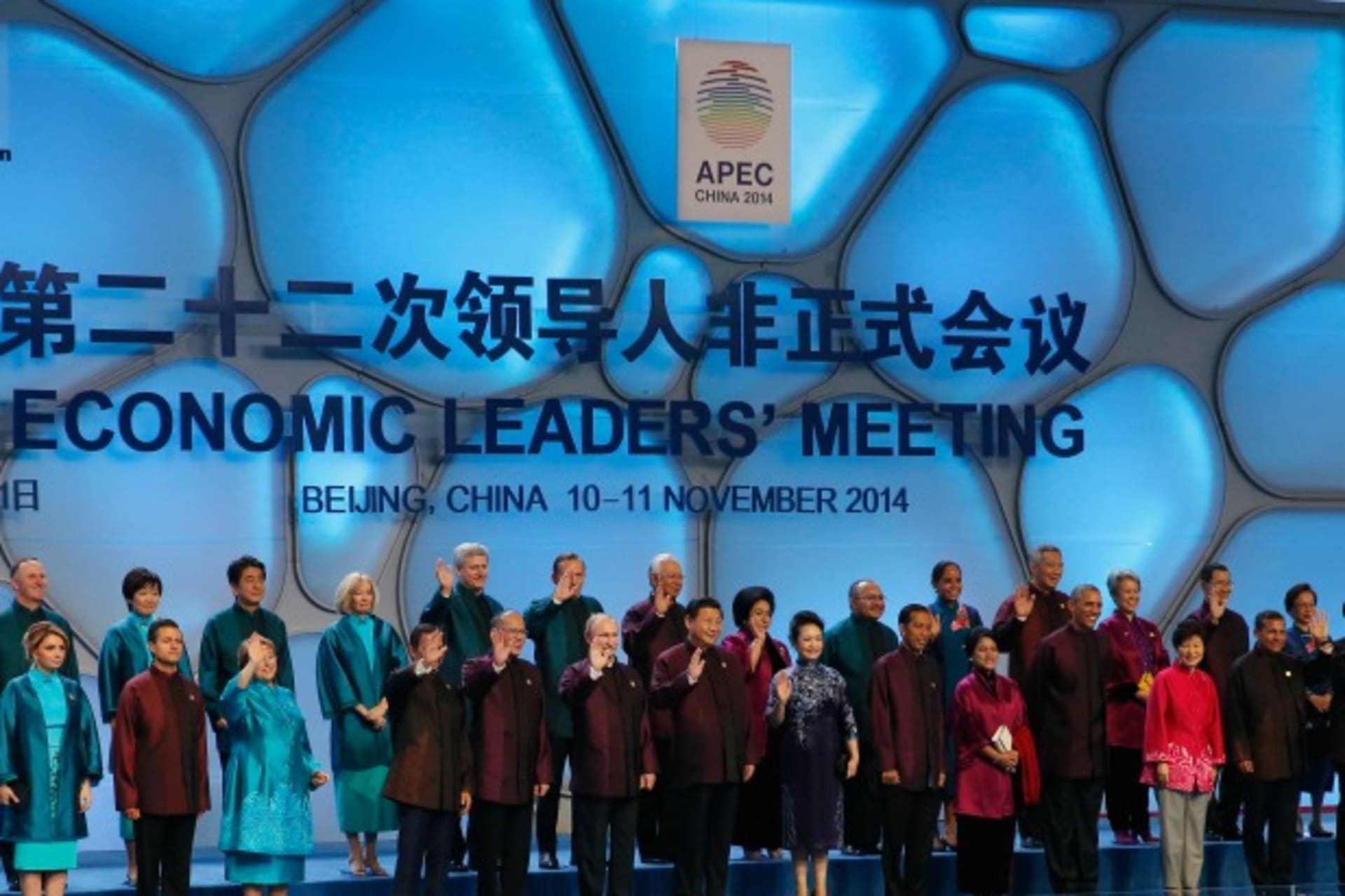 <p>Asia Pacific Economic Cooperation (APEC) nations’ leaders and spouses pose for a family photo in Beijing November 10, 2014. REUTERS/Kevin Lamarque (CHINA – Tags: POLITICS)</p>
