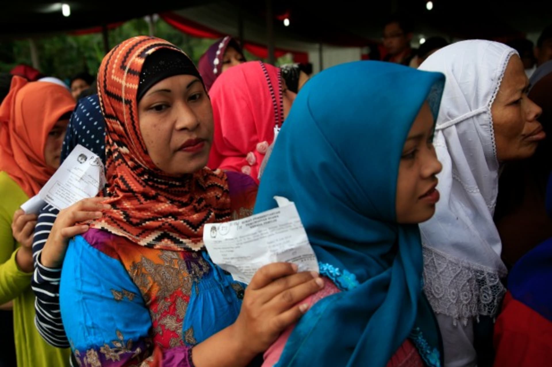 <p>Villagers line up to vote in the country’s presidential election at Bojong Koneng polling station in Bogor July 9, 2014. Indon…okowi” Widodo, who have been running neck-and-neck in opinion polls. REUTERS/Beawiharta (INDONESIA – Tags: POLITICS ELECTIONS)</p>
