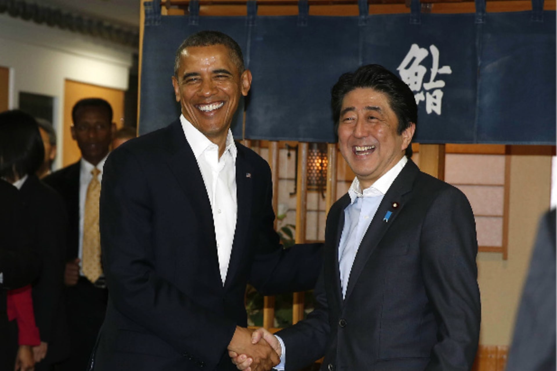<p>U.S. President Barack Obama is welcomed to Sukiyabashi Jiro restaurant by Japan’s Prime Minister Shinzo Abe while in Tokyo on April 23, 2014 (Larry Downing/Courtesy: Reuters).</p>
