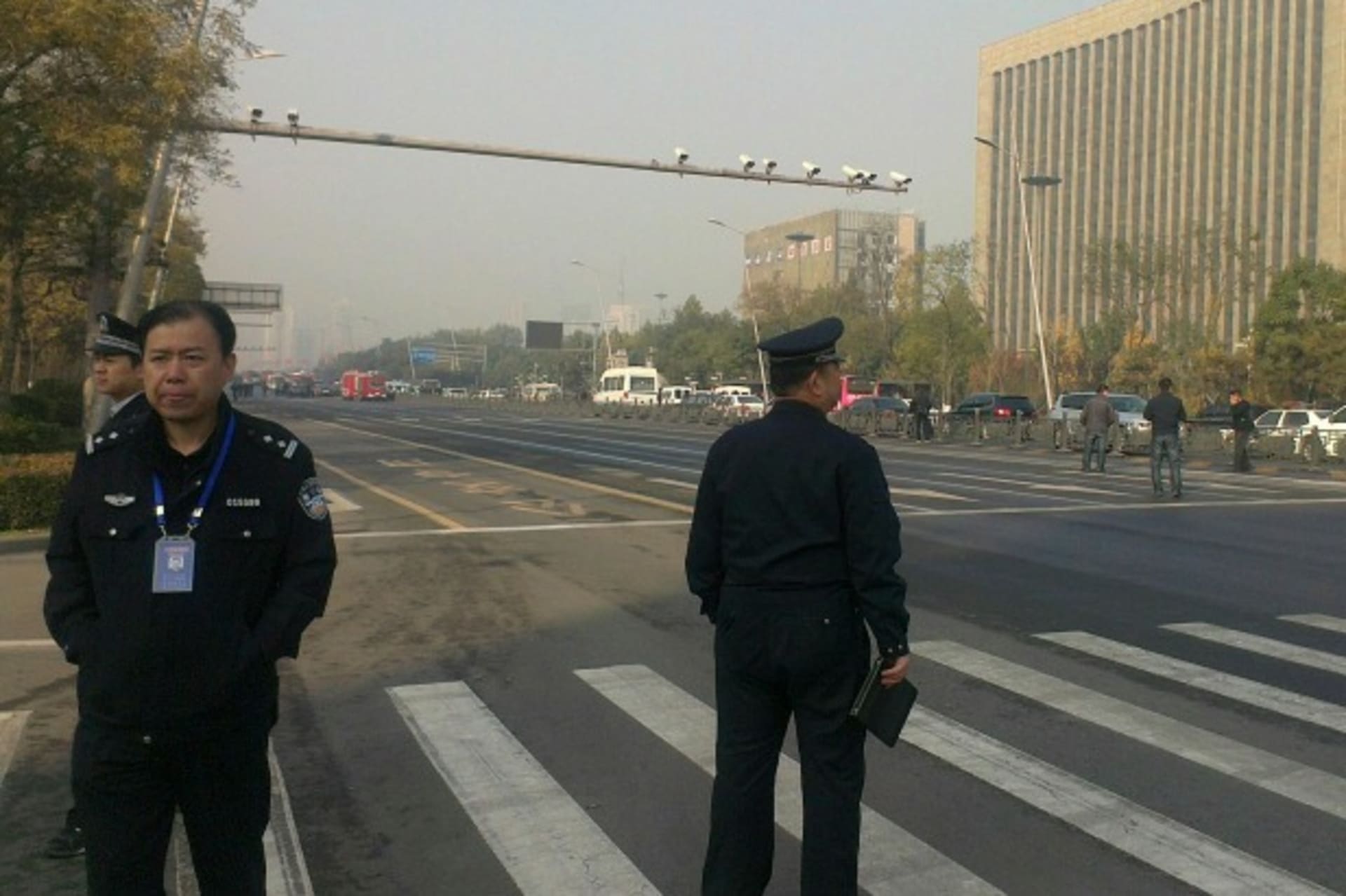 <p>Police stand guard in front of the Shanxi Provincial Communist Party office building after explosions in Taiyuan, Shanxi Province on November 6, 2013 (cnsphoto/Courtesy Reuters).</p>
