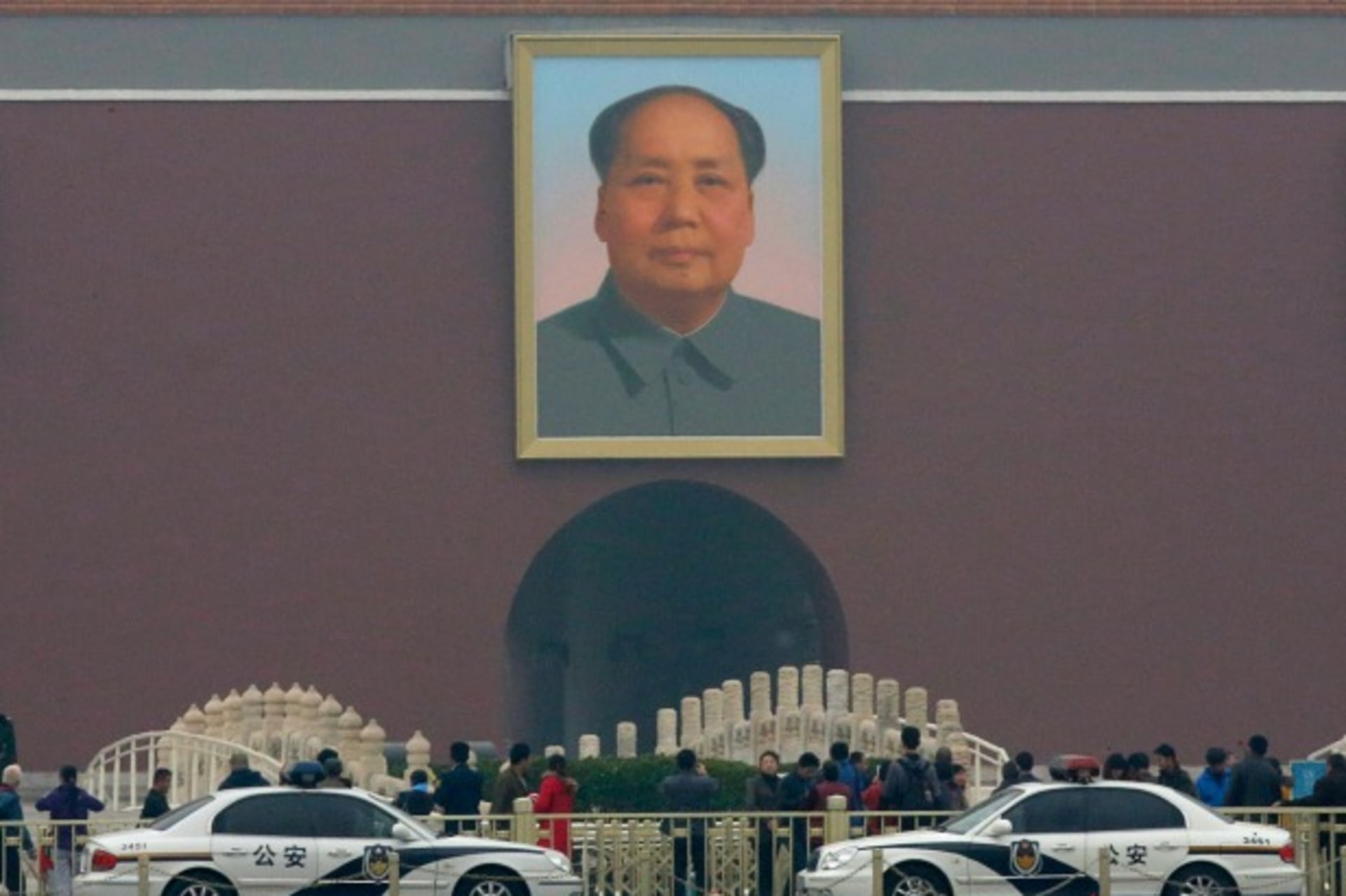 <p>Police cars are parked in front of a giant portrait of late Chinese Chairman Mao Zedong at the main entrance of the Forbidden City in Beijing on November 1, 2013 (Kim Kyung-Hoon).</p>
