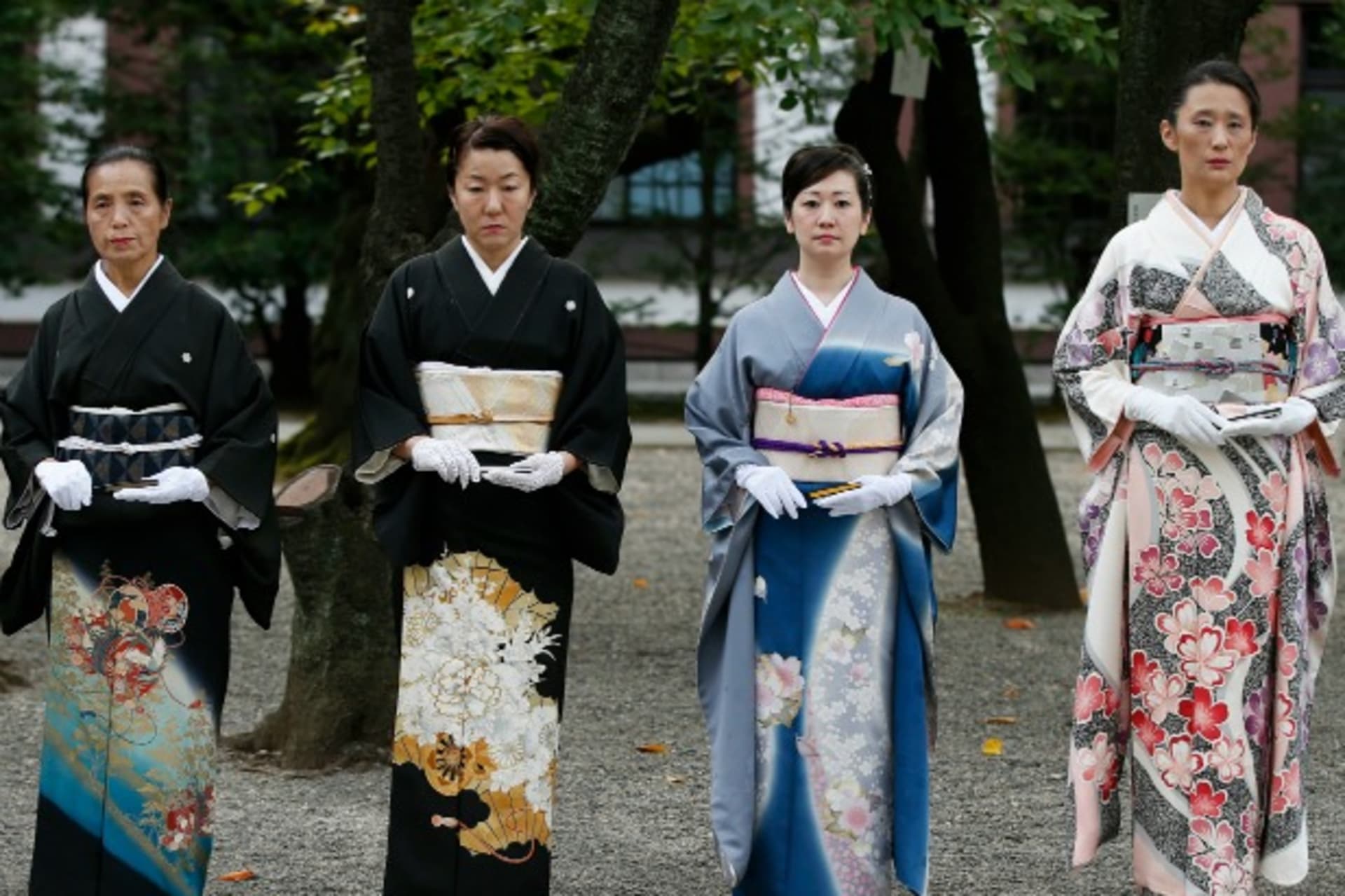 <p>Women in kimonos stand at the Yasukuni Shrine during the Annual Autumn Festival in Tokyo on October 18, 2013. (Toru Hanai/Courtesy Reuters</p>
