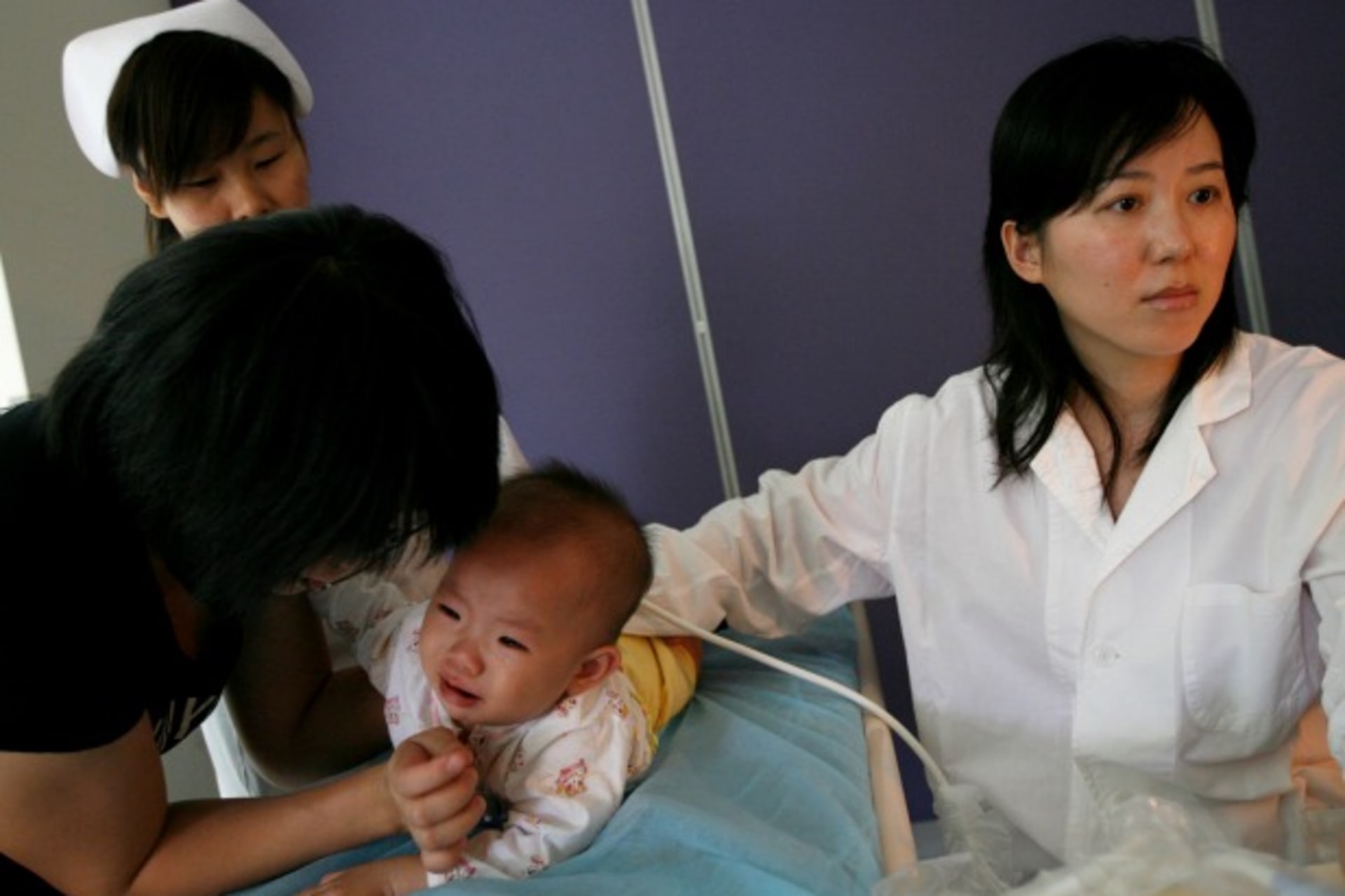 <p>A child undergoes a medical check for possible kidney stones at a hospital in Shanghai on September 27, 2008 (Nir Elias/Courtesy Reuters)</p>
