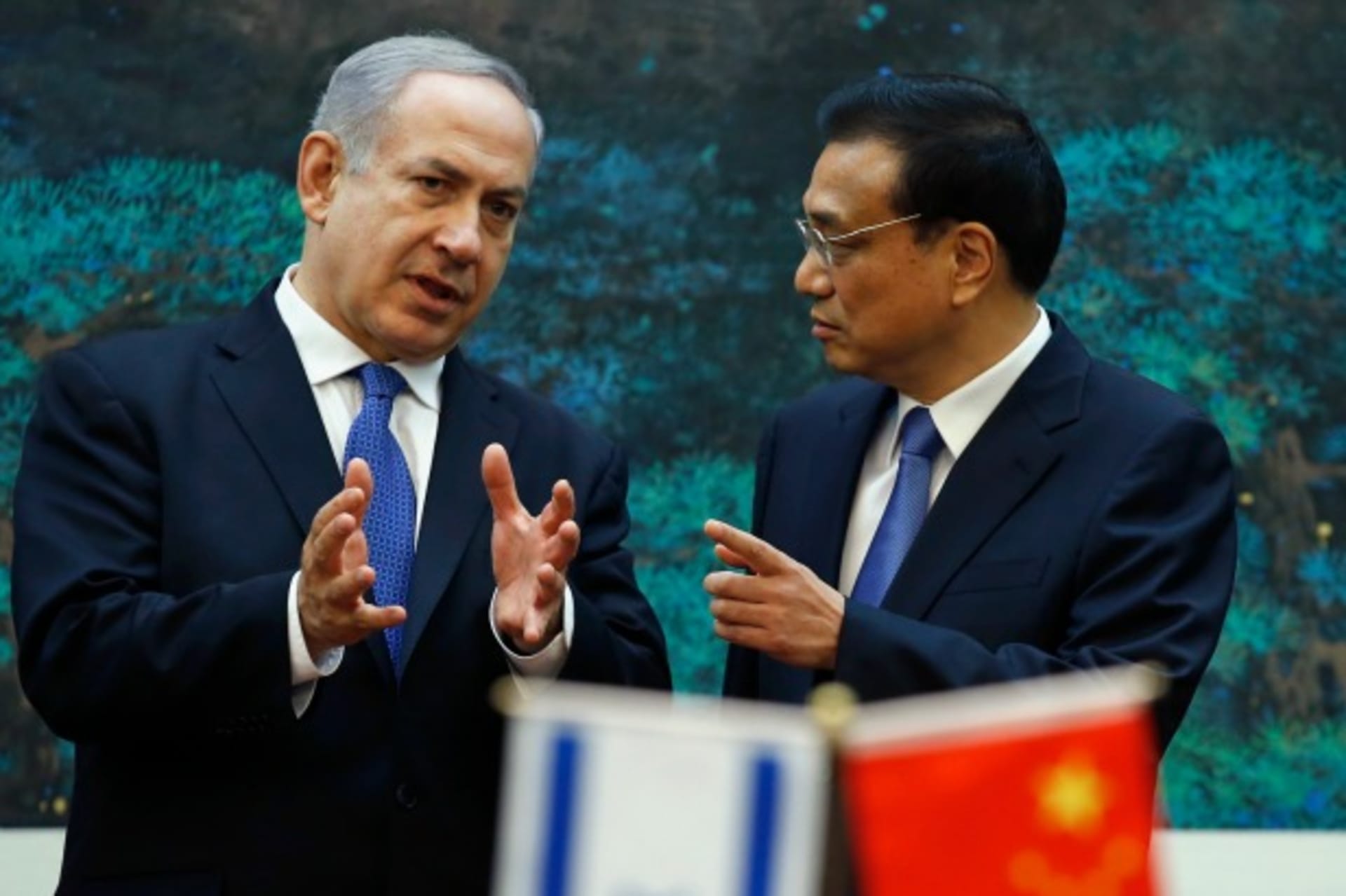 <p>Israel’s Prime Minister Benjamin Netanyahu (L) talks to China’s Premier Li Keqiang during a signing ceremony at the Great Hall of the People in Beijing on May 8, 2013. (Courtesy Reuters/Kim Kyung-Hoon)</p>
