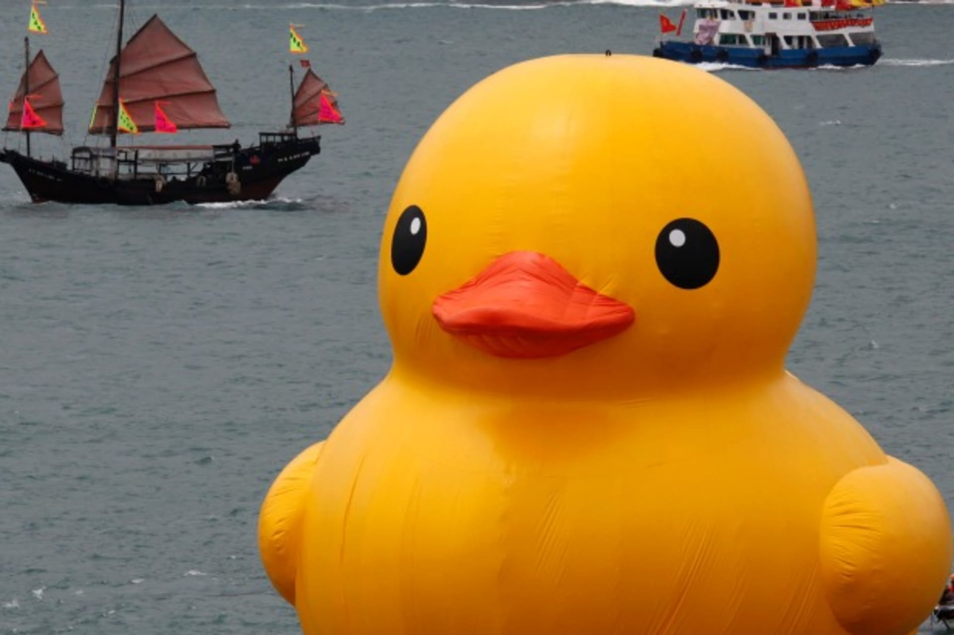 <p>A traditional Chinese tourist junk sails past Rubber Duck by Dutch conceptual artist Florentijn Hofman at Hong Kong’s Victoria Harbour on May 2, 2013. (Bobby Yip/Courtesy Reuters)</p>
