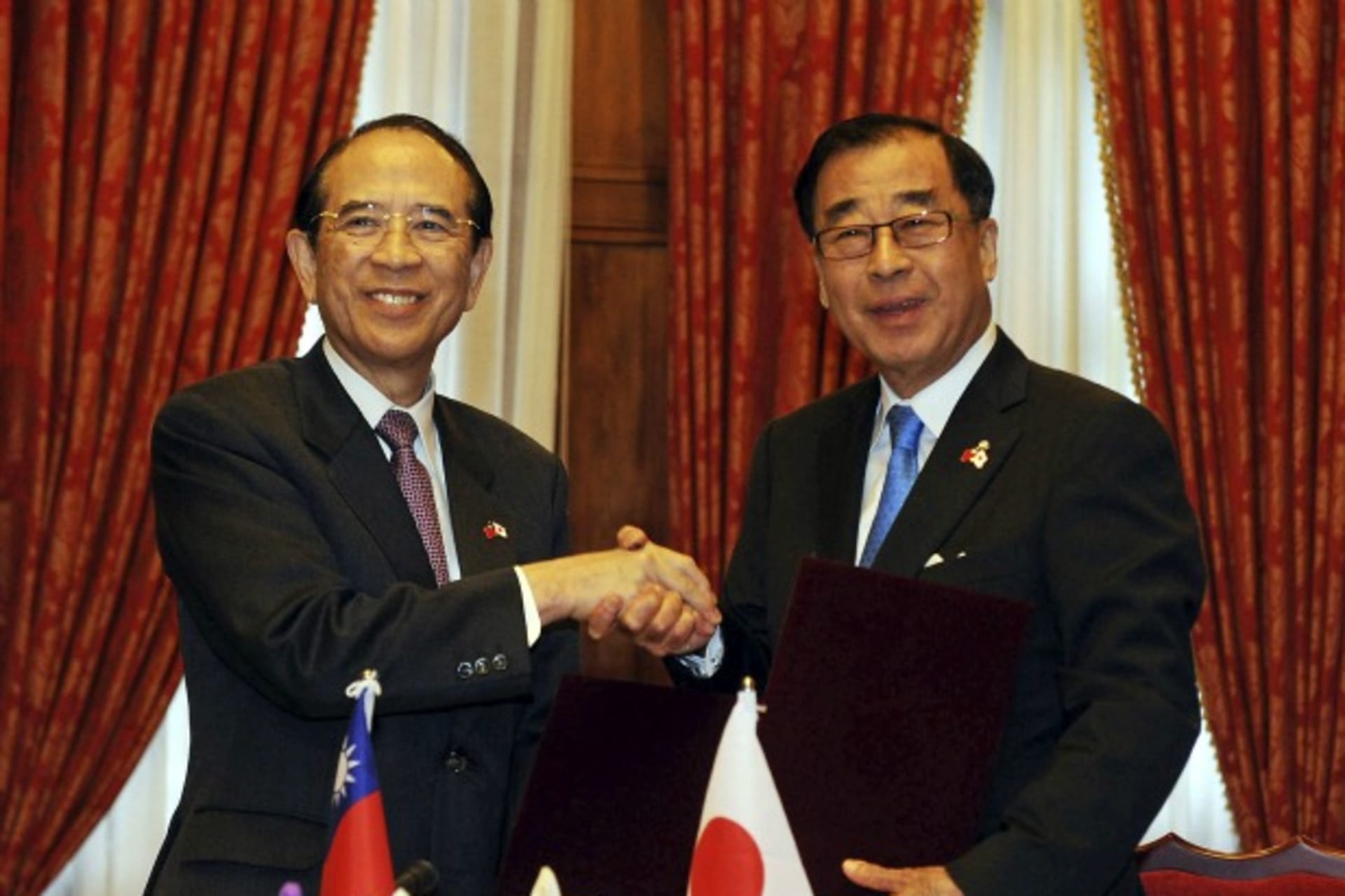 <p>Japan’s Interchange Association Chairman Mitsuo Ohashi (L) shakes hand with Taiwan’s Association of East Asian Relations Chairman Liao Liao-yi during the fishery agreement signing ceremony in Taipei on April 10, 2013.</p>
