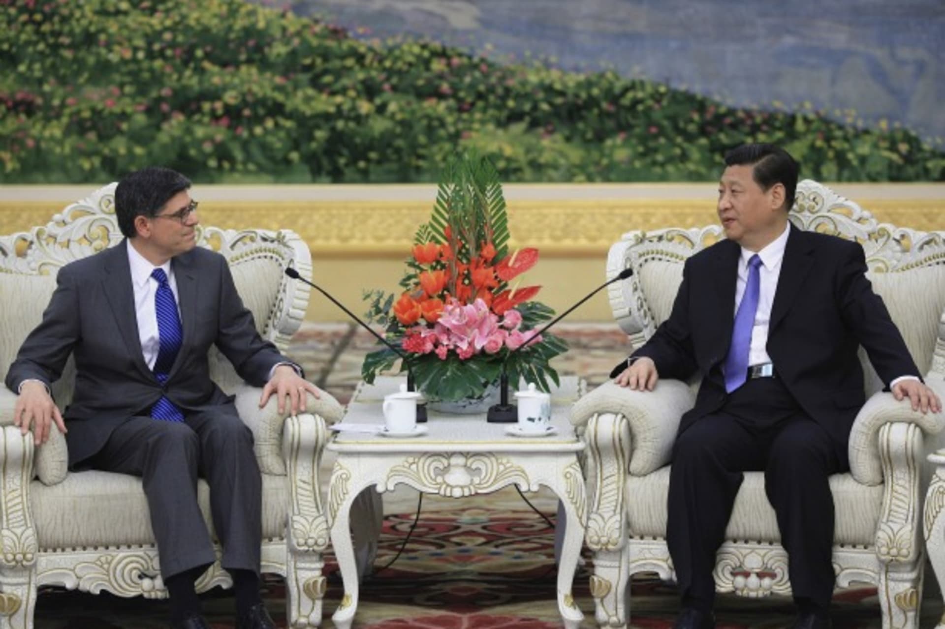 <p>U.S. Treasury Secretary Jacob Lew (L) speaks with China’s President Xi Jinping during their meeting at the Great Hall of the People in Beijing on March 19, 2013.</p>
